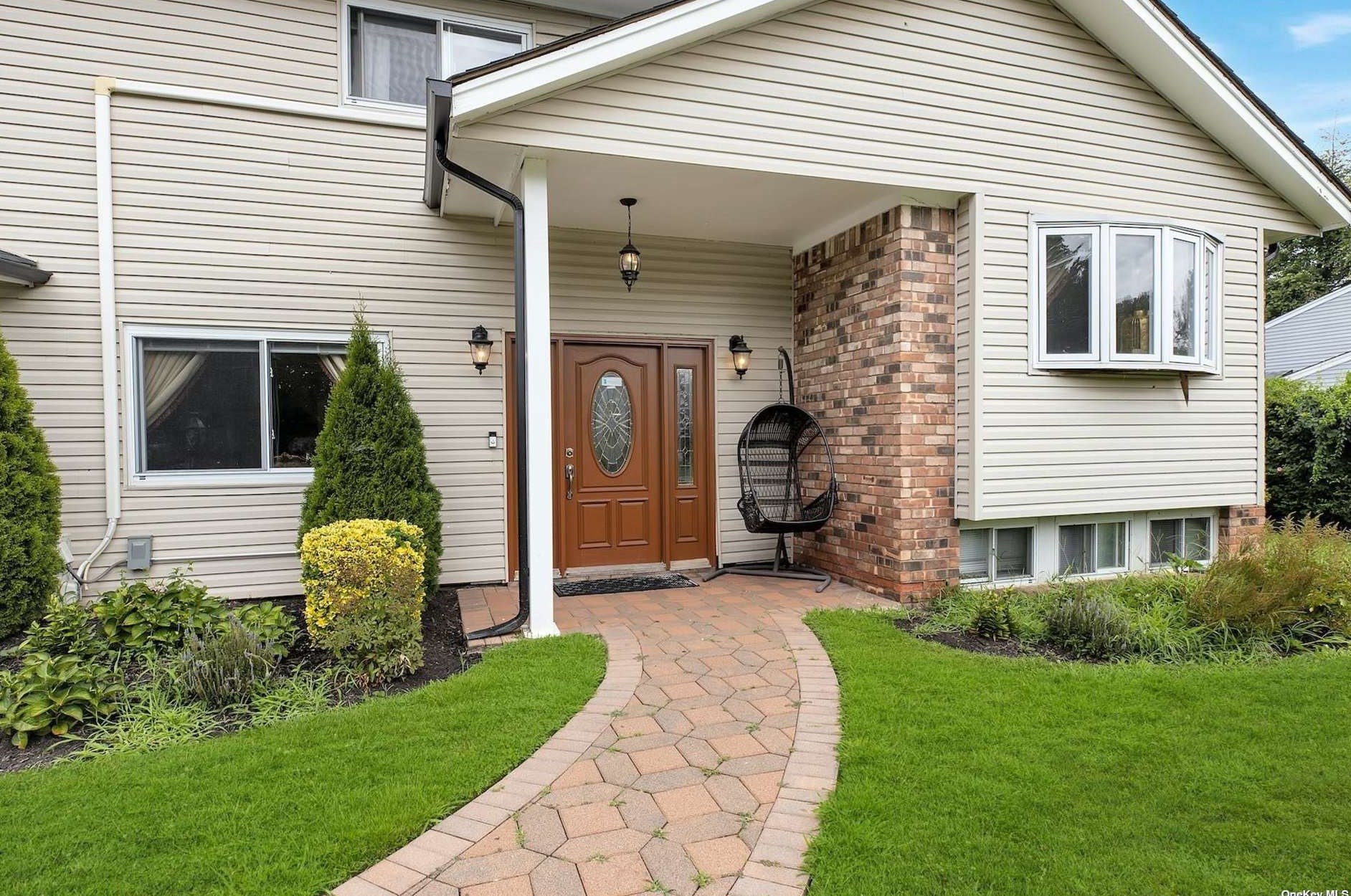 285 Burr Rd, Elwood, NY 11731