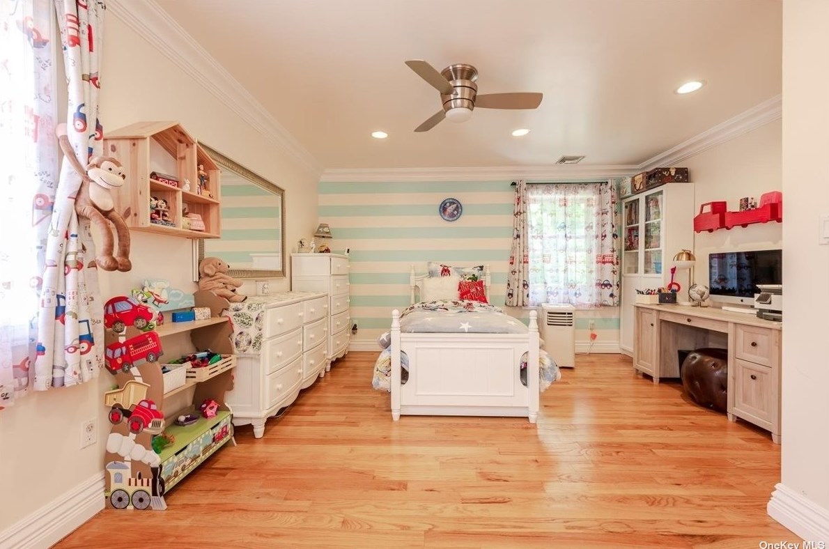 117 Parkway Dr, East Hills NY  11577-2707 exterior