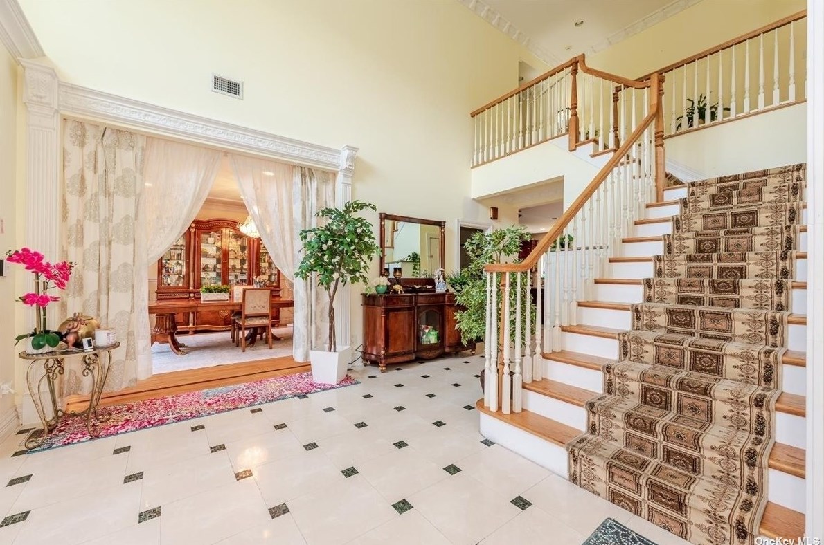 117 Parkway Dr, East Hills NY  11577-2707 exterior