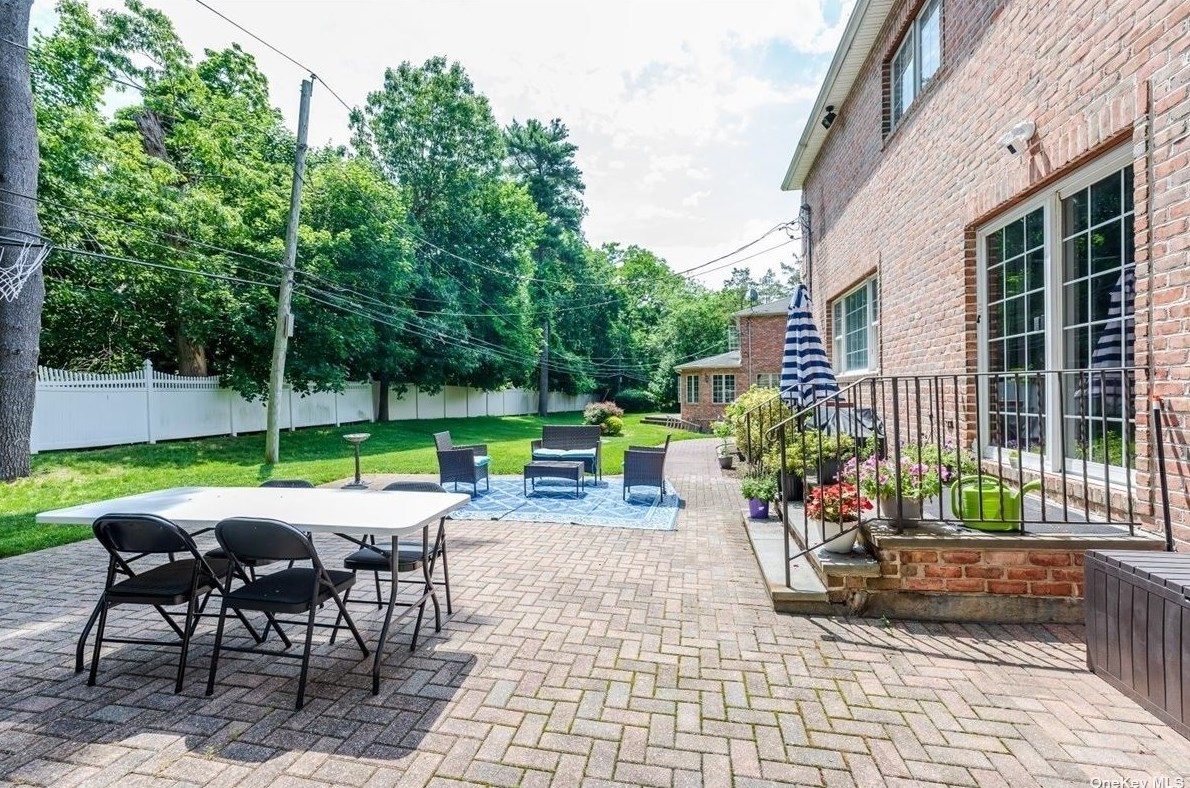 117 Parkway Dr, East Hills NY  11577-2707 exterior