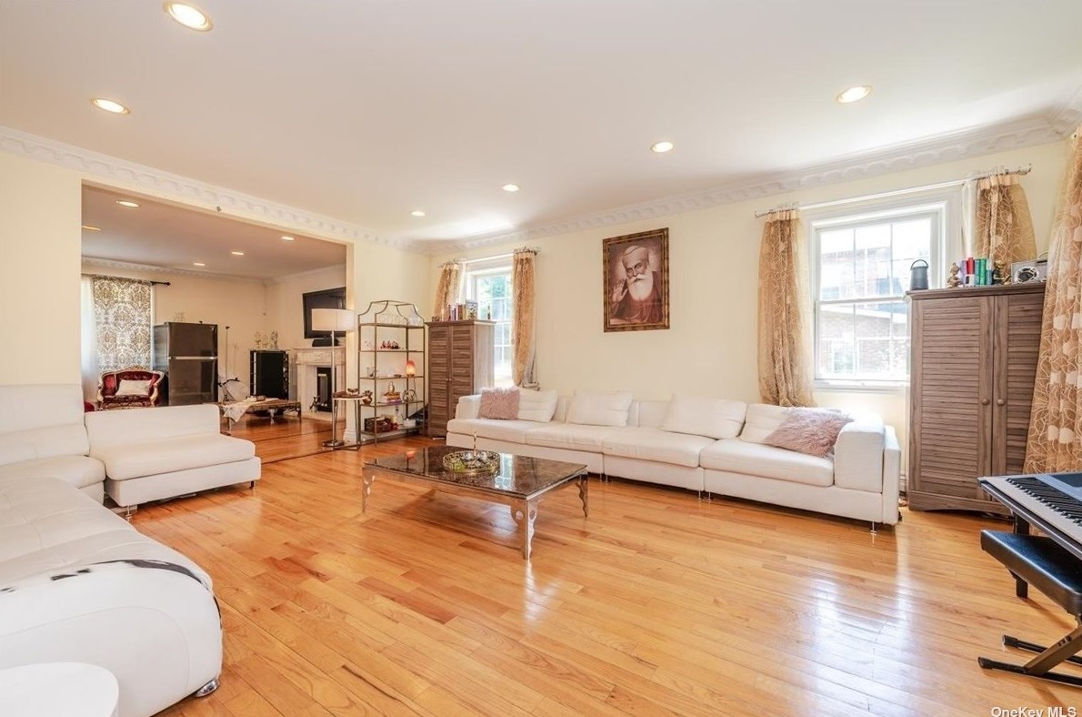 117 Parkway Dr, East Hills NY  11577-2707 exterior