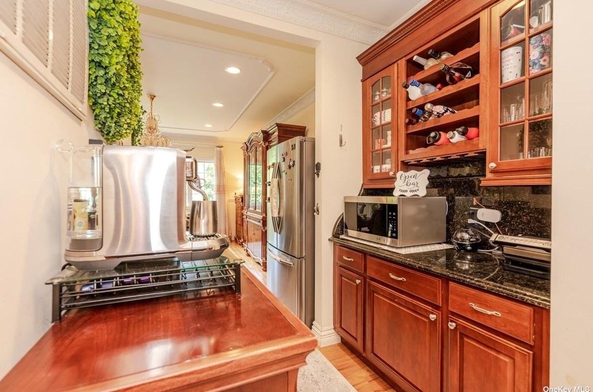 117 Parkway Dr, East Hills NY  11577-2707 exterior