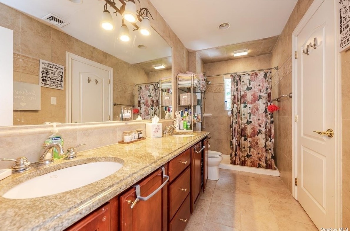 117 Parkway Dr, East Hills NY  11577-2707 exterior