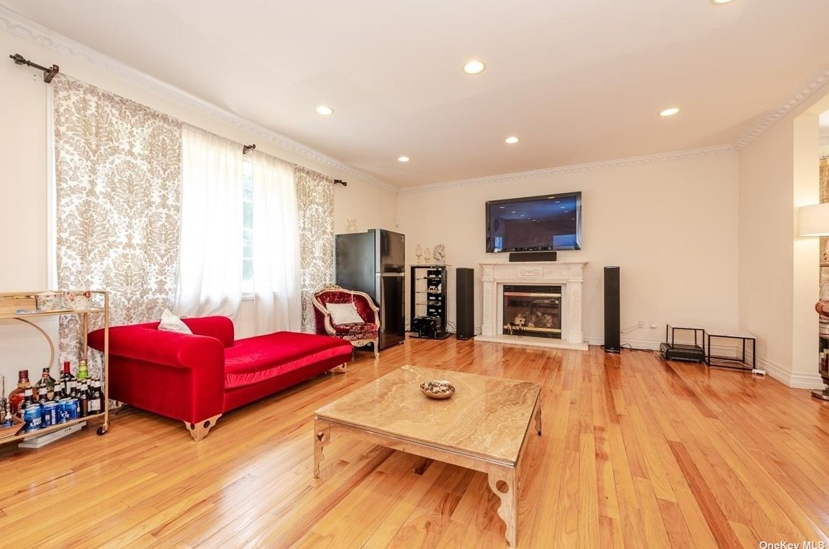 117 Parkway Dr, East Hills NY  11577-2707 exterior