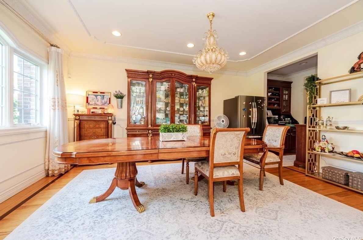 117 Parkway Dr, East Hills NY  11577-2707 exterior