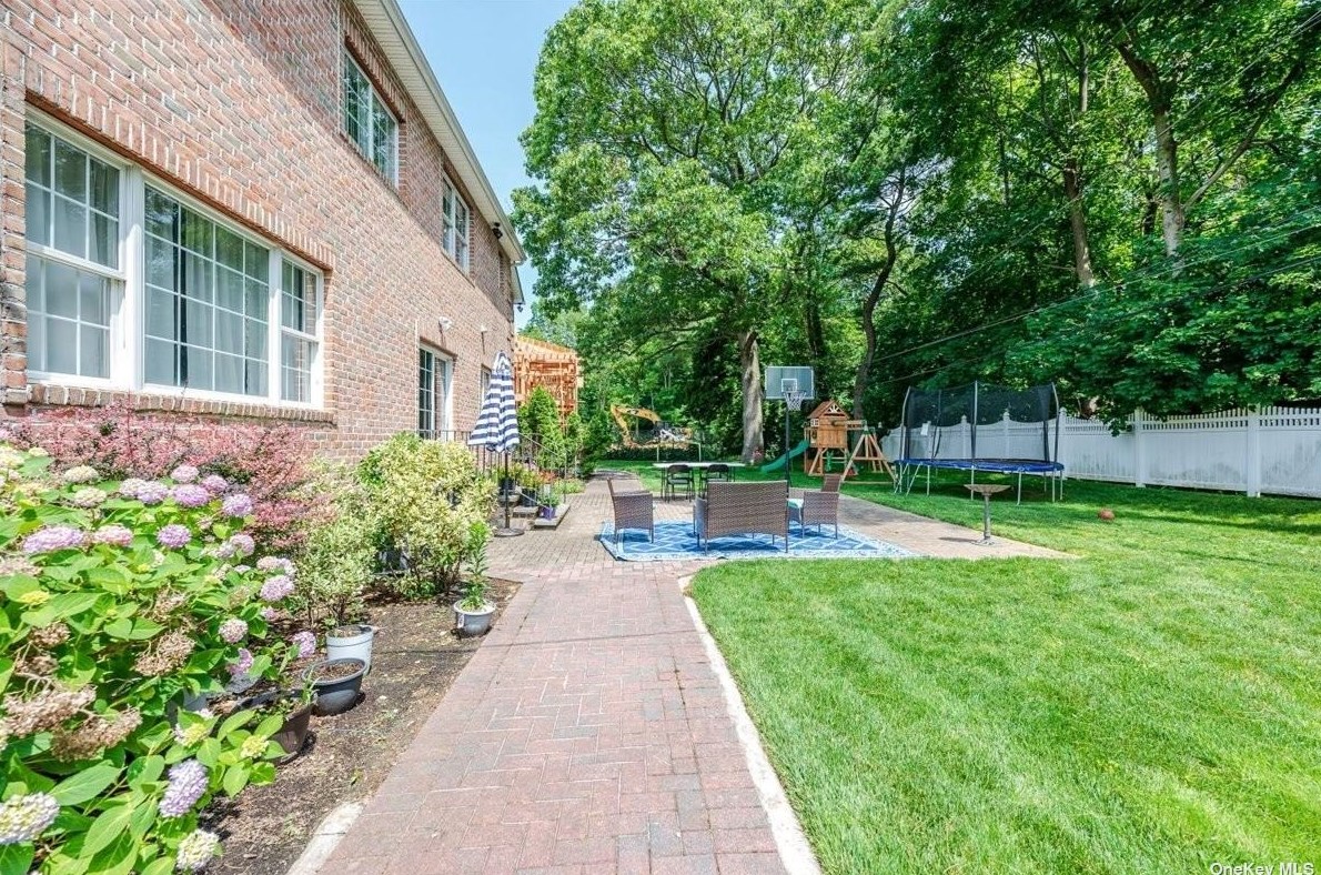 117 Parkway Dr, East Hills NY  11577-2707 exterior