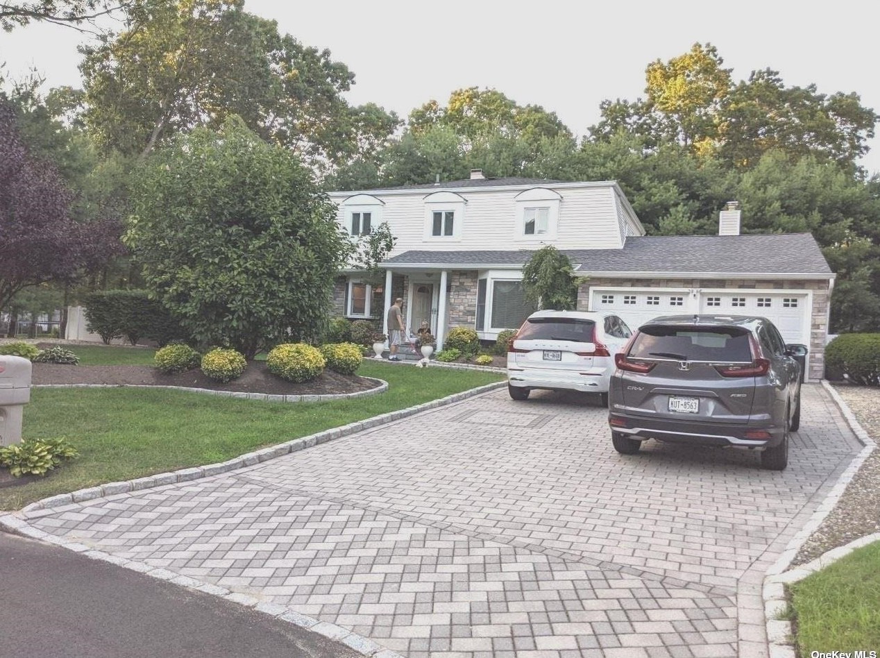 5 Faculty Ct, Farmingville, NY 11738-2207