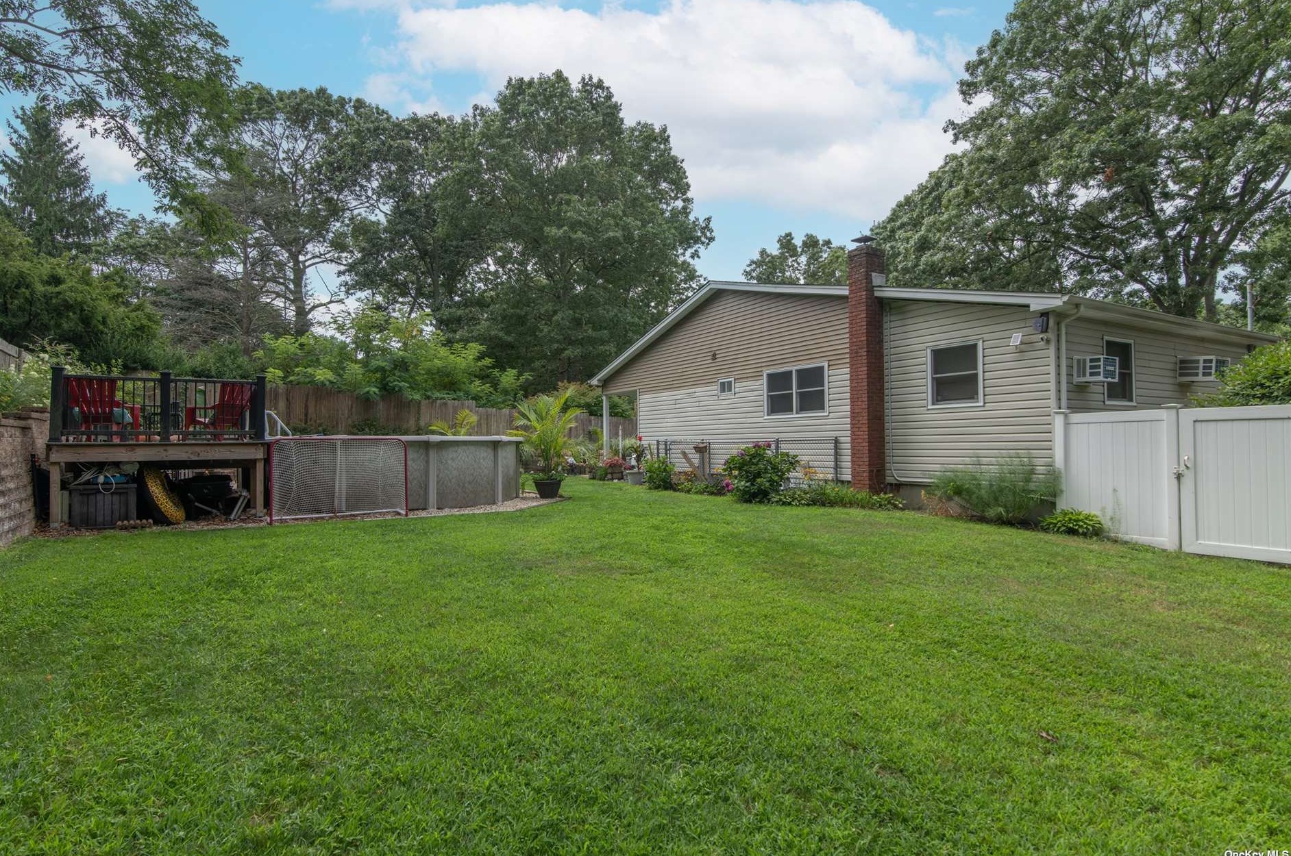 221 Blue Point Rd, Selden, NY 11784-3552