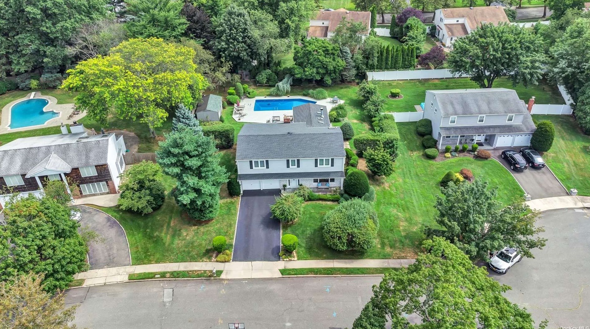 69 Sherwood Ct, Hunt, NY 11743-5153