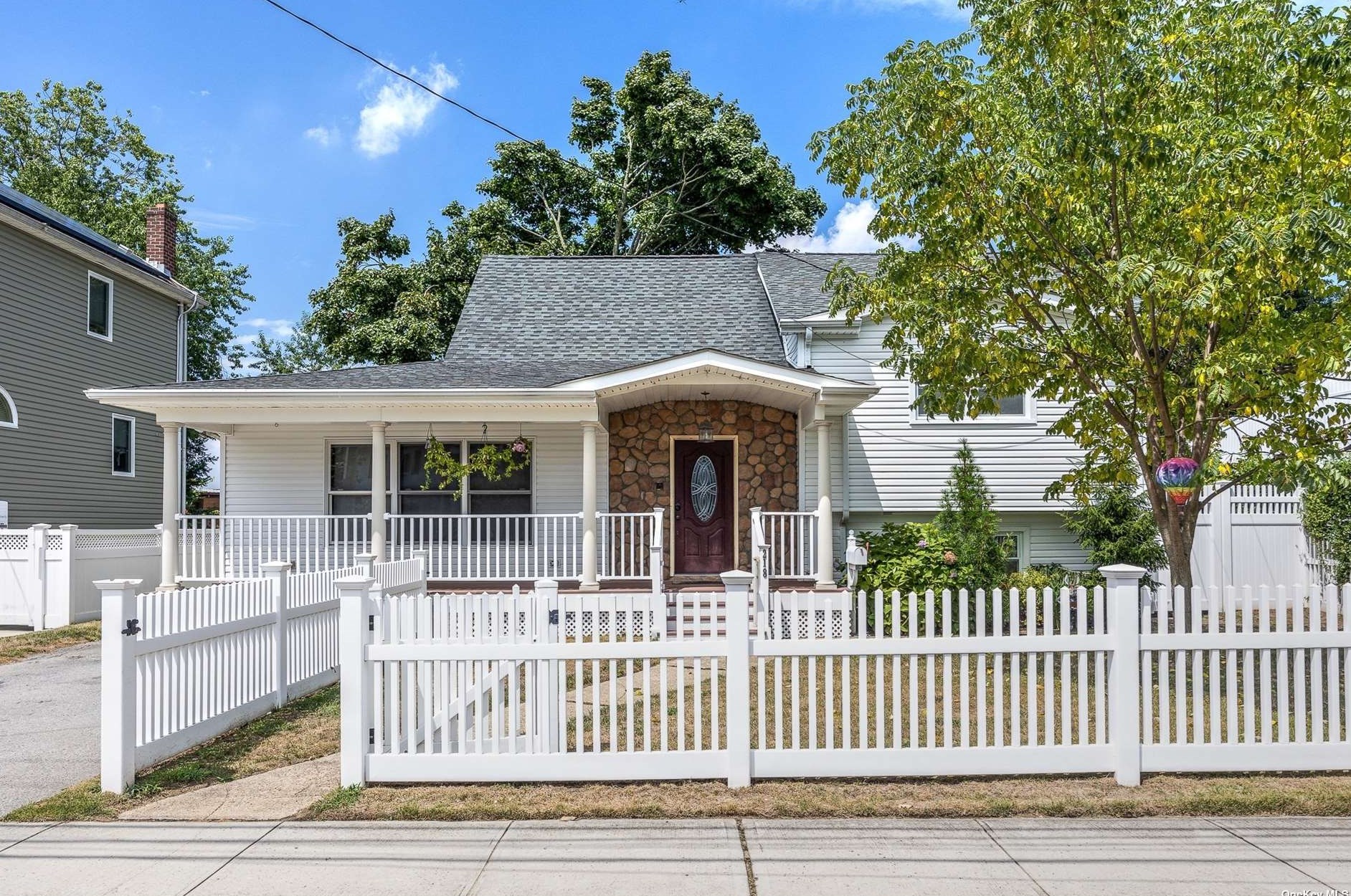 218 Bayside Ave, Rockville Centre, NY 11572-2922