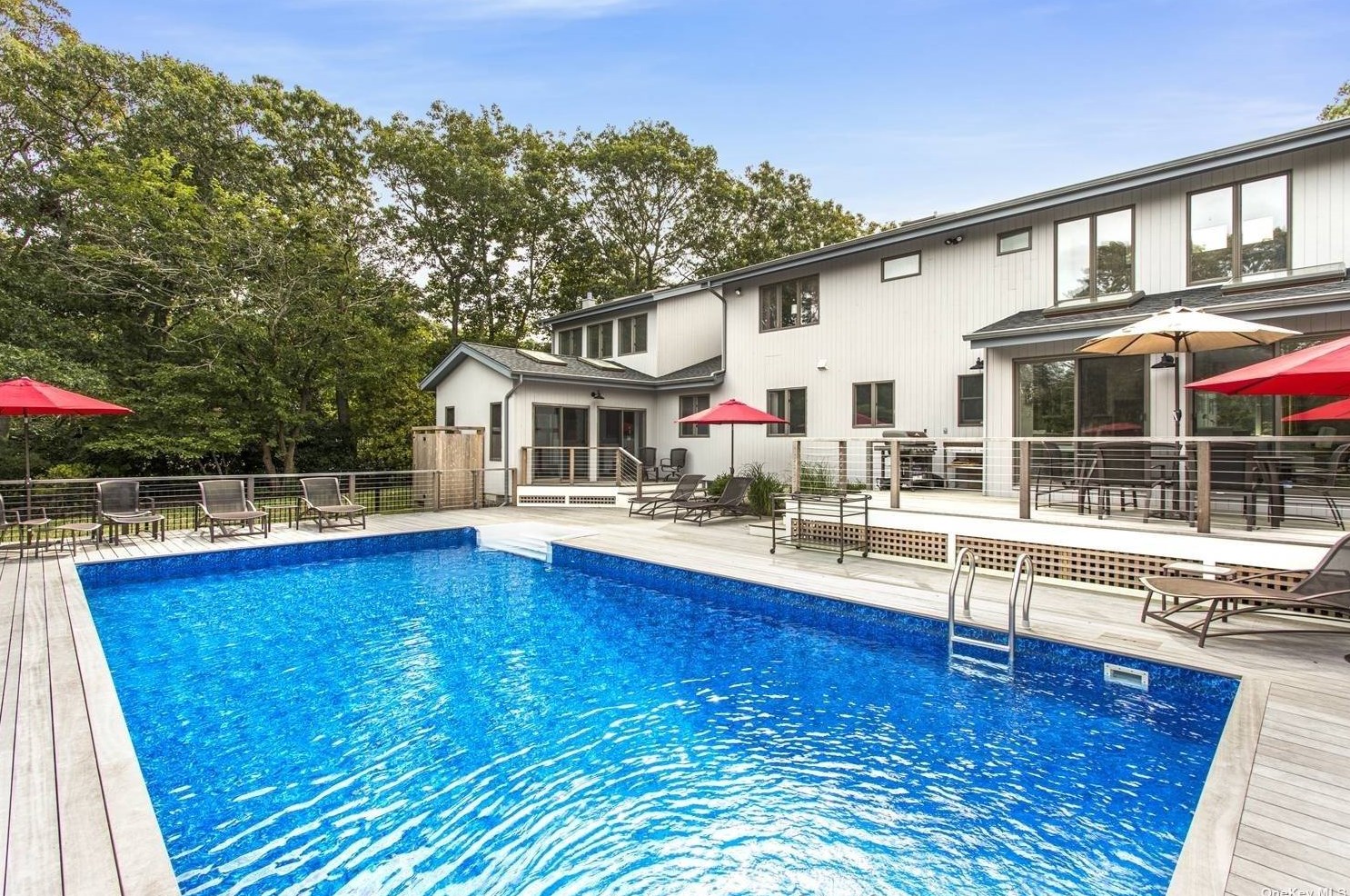 7 Harbor Rd, Hampton Bays, NY 11946
