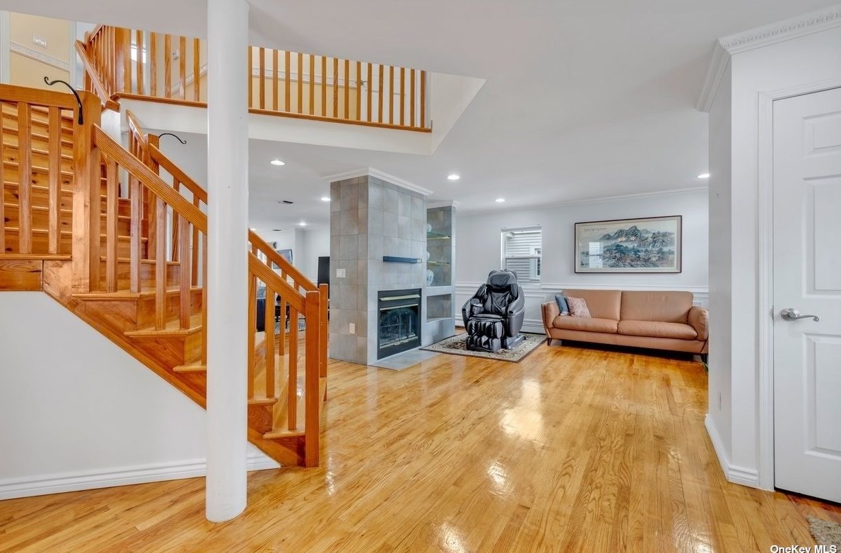 18 Elm St, East Hills, NY 11577