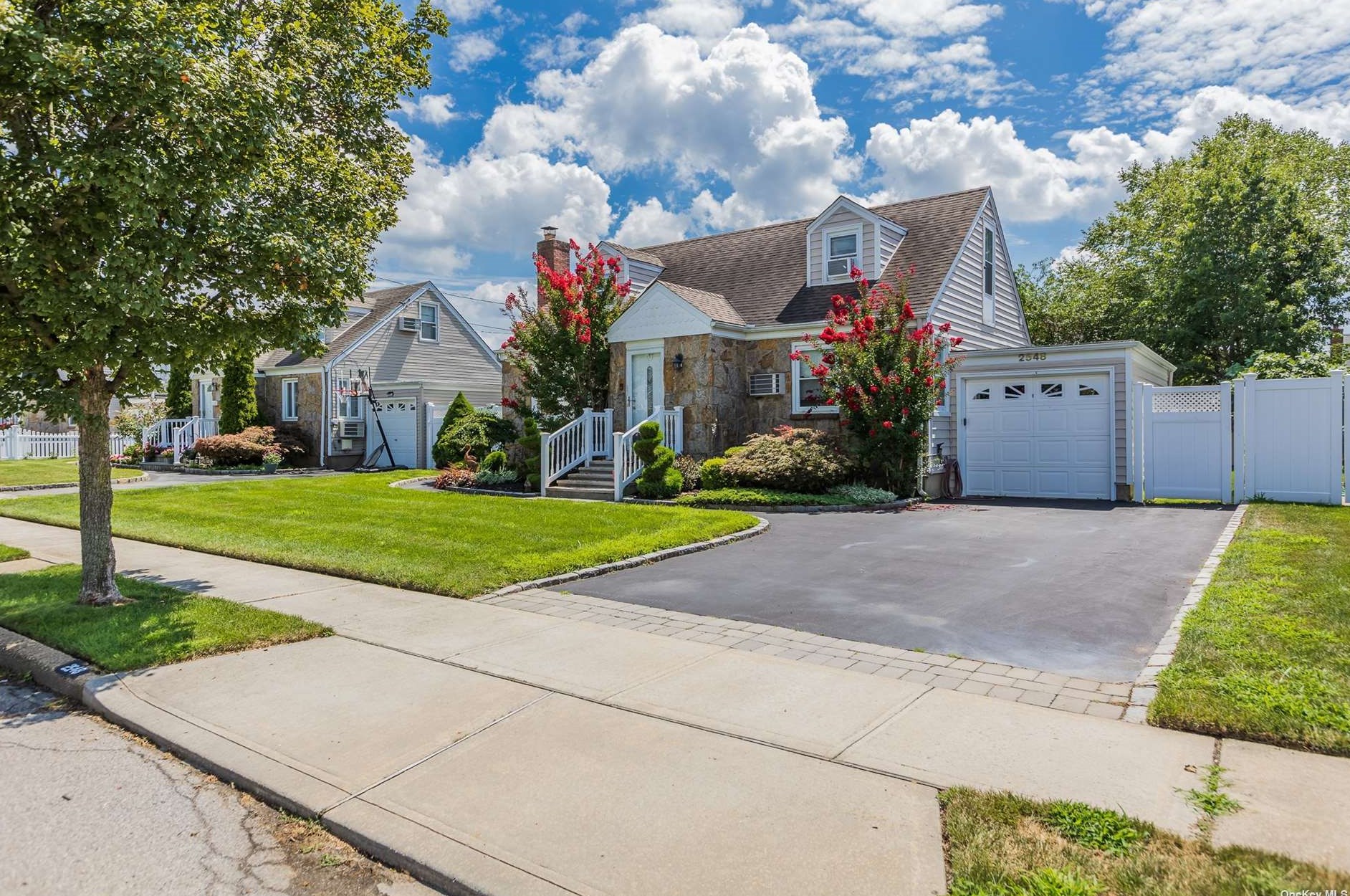 2548 6th Ave, Hempstead, NY 11554-3324