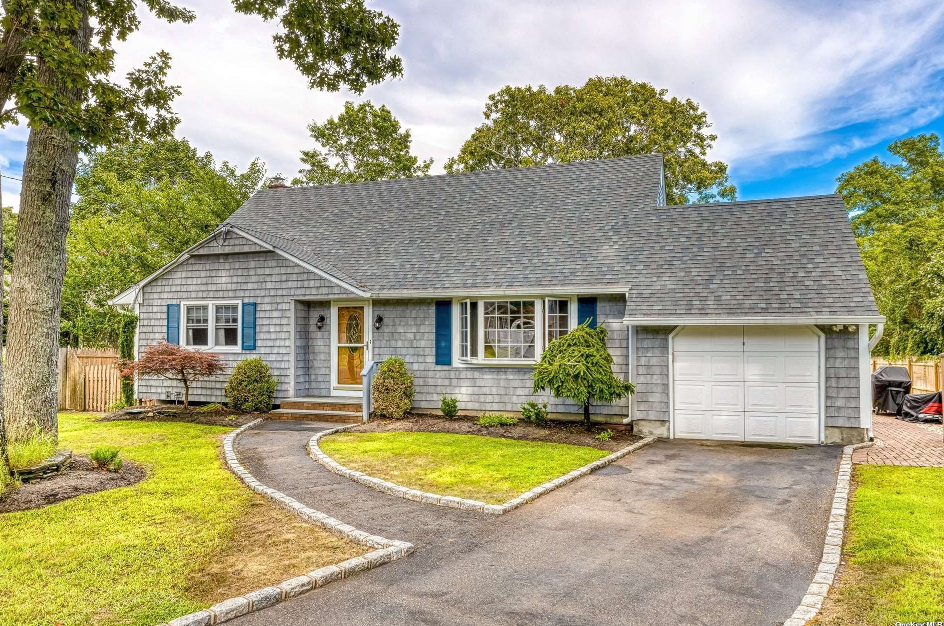 173 Holiday Blvd, Center Moriches, NY 11934