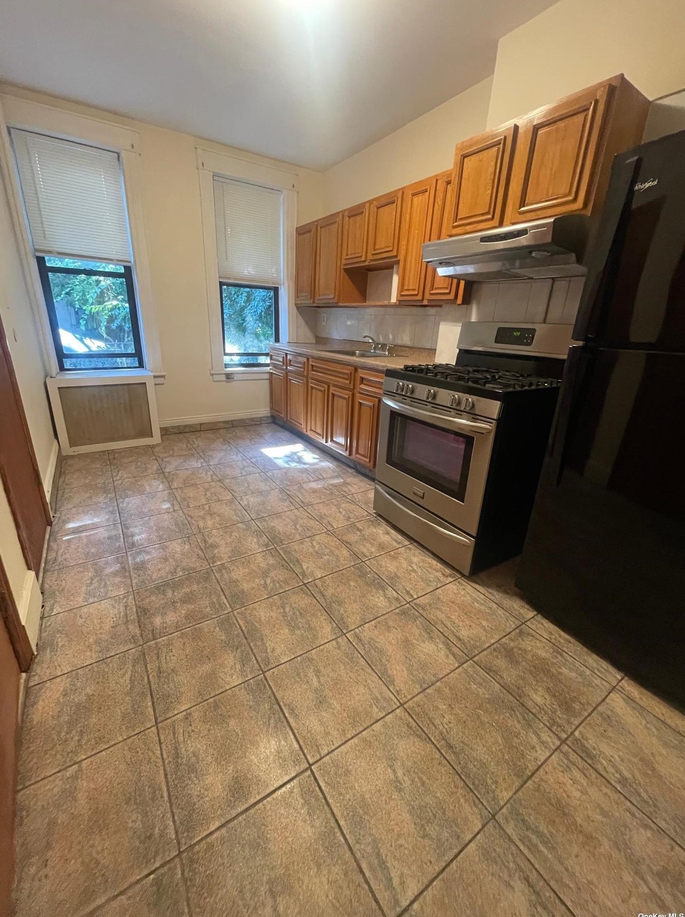 70-22 66th St, Flushing, NY 11385-3775
