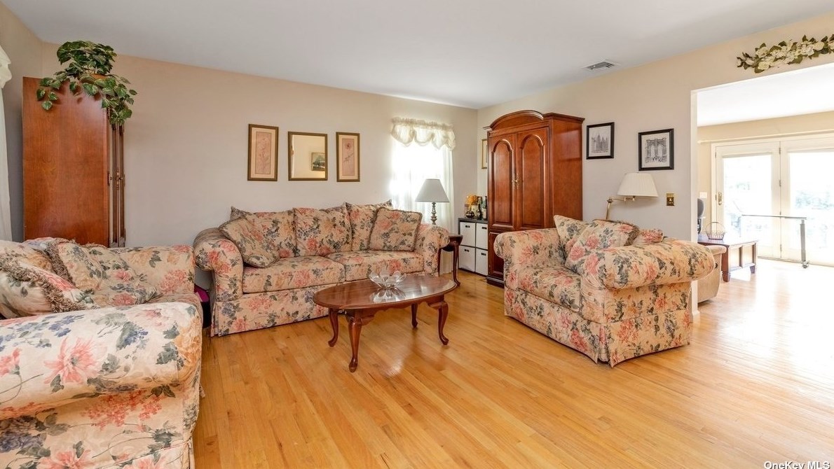 14 King Rd, Bayville, NY 11709