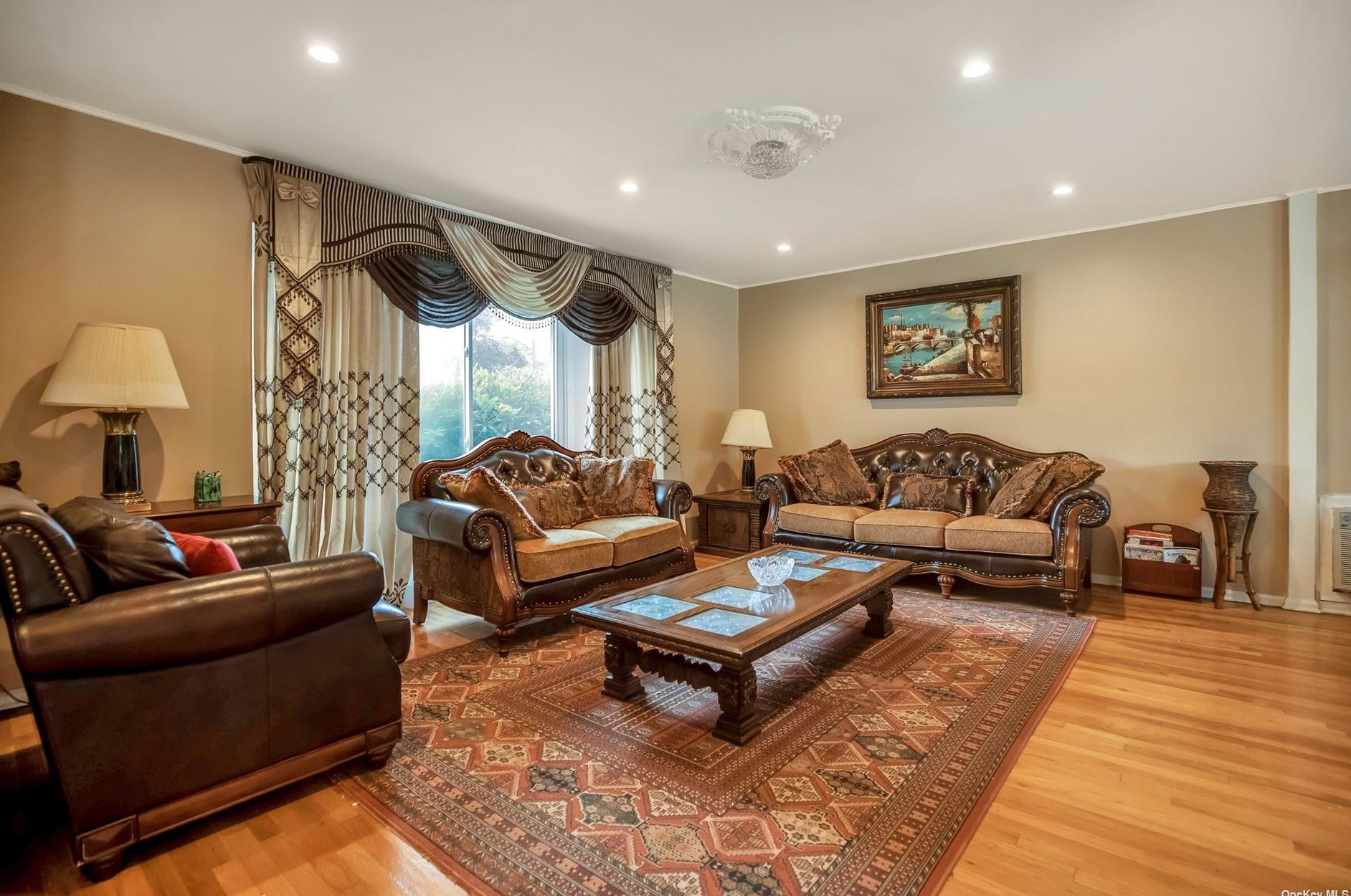 96 Belmont Cir, Syosset, NY 11791-5733