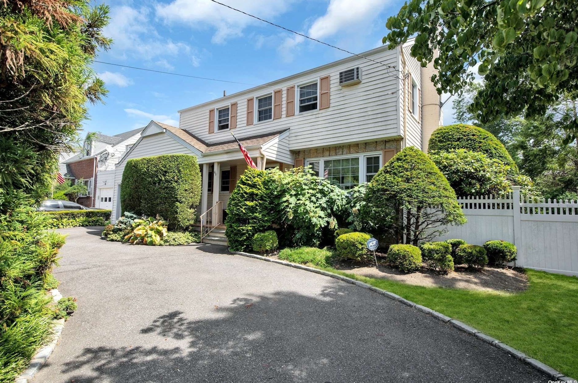 65 Hollywood Ave, Lynbrook, NY 11563-3939