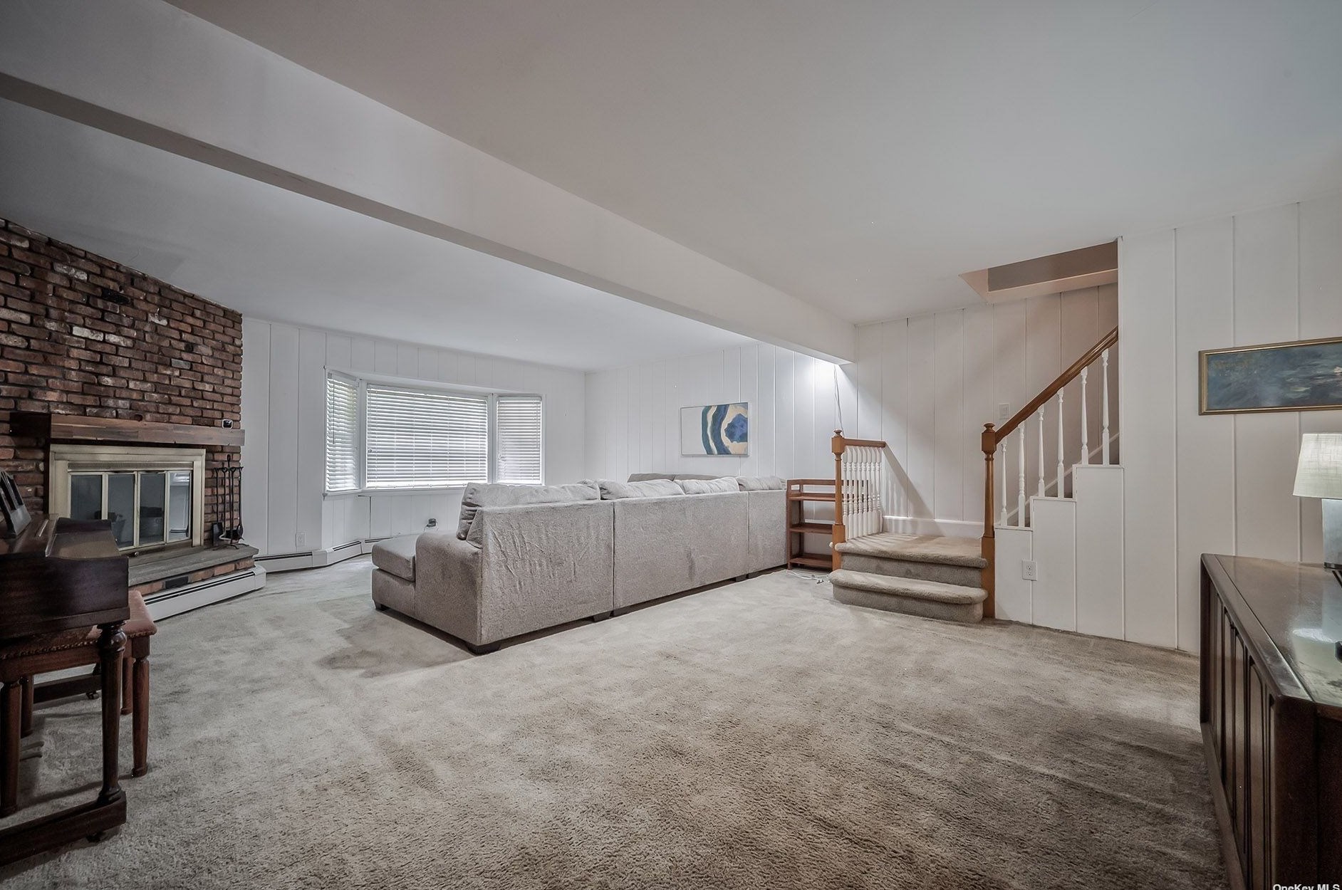 20 Glow Ln, Hicksville NY  11801-6105 exterior