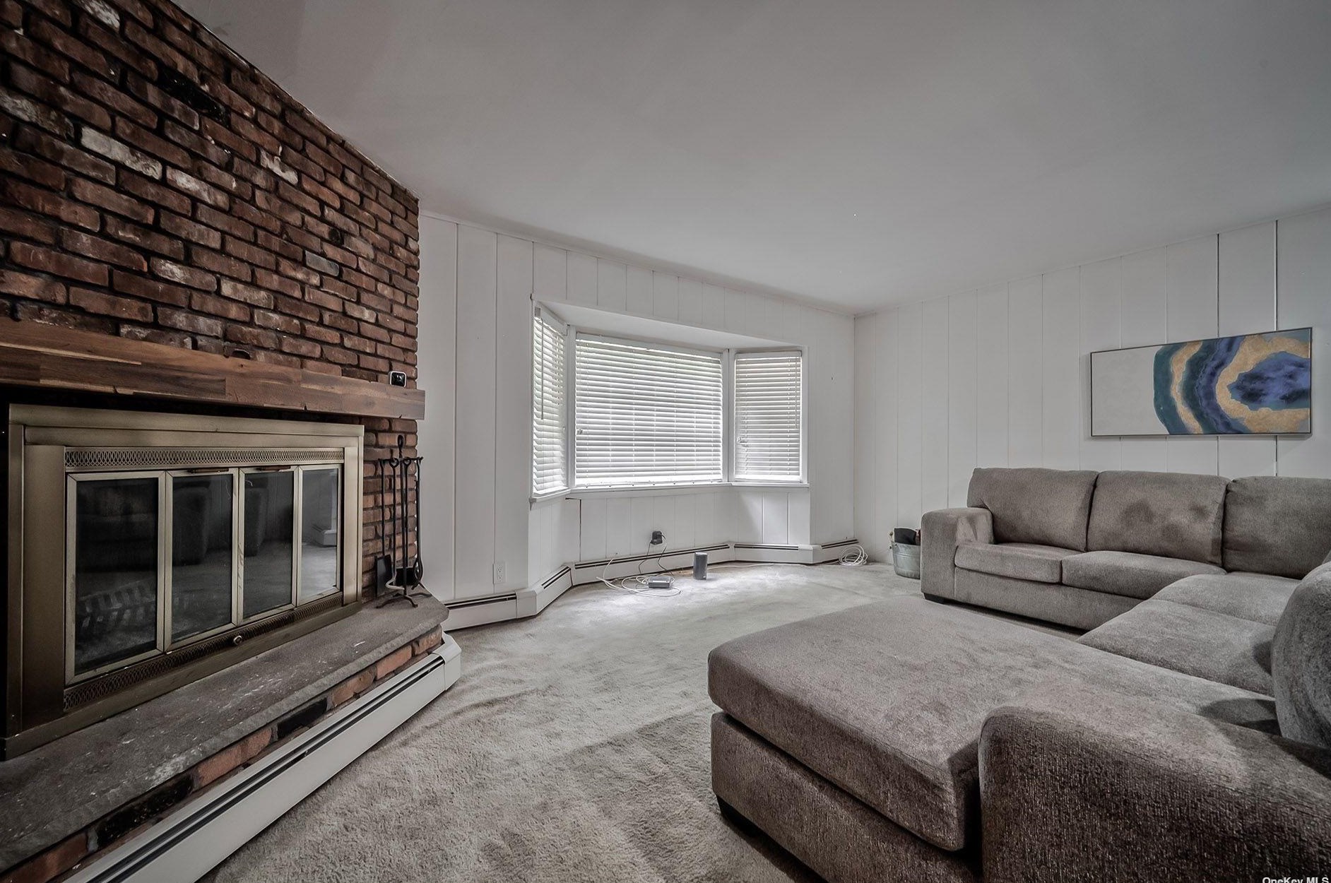 20 Glow Ln, Hicksville NY  11801-6105 exterior