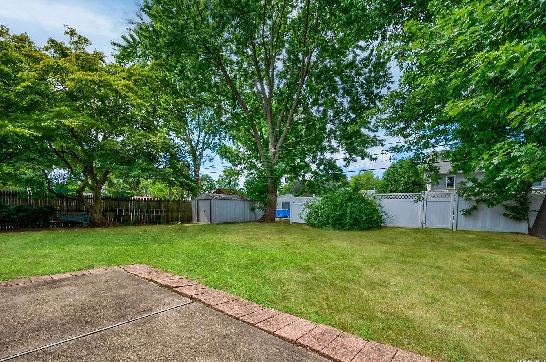 20 Glow Ln, Hicksville NY  11801-6105 exterior