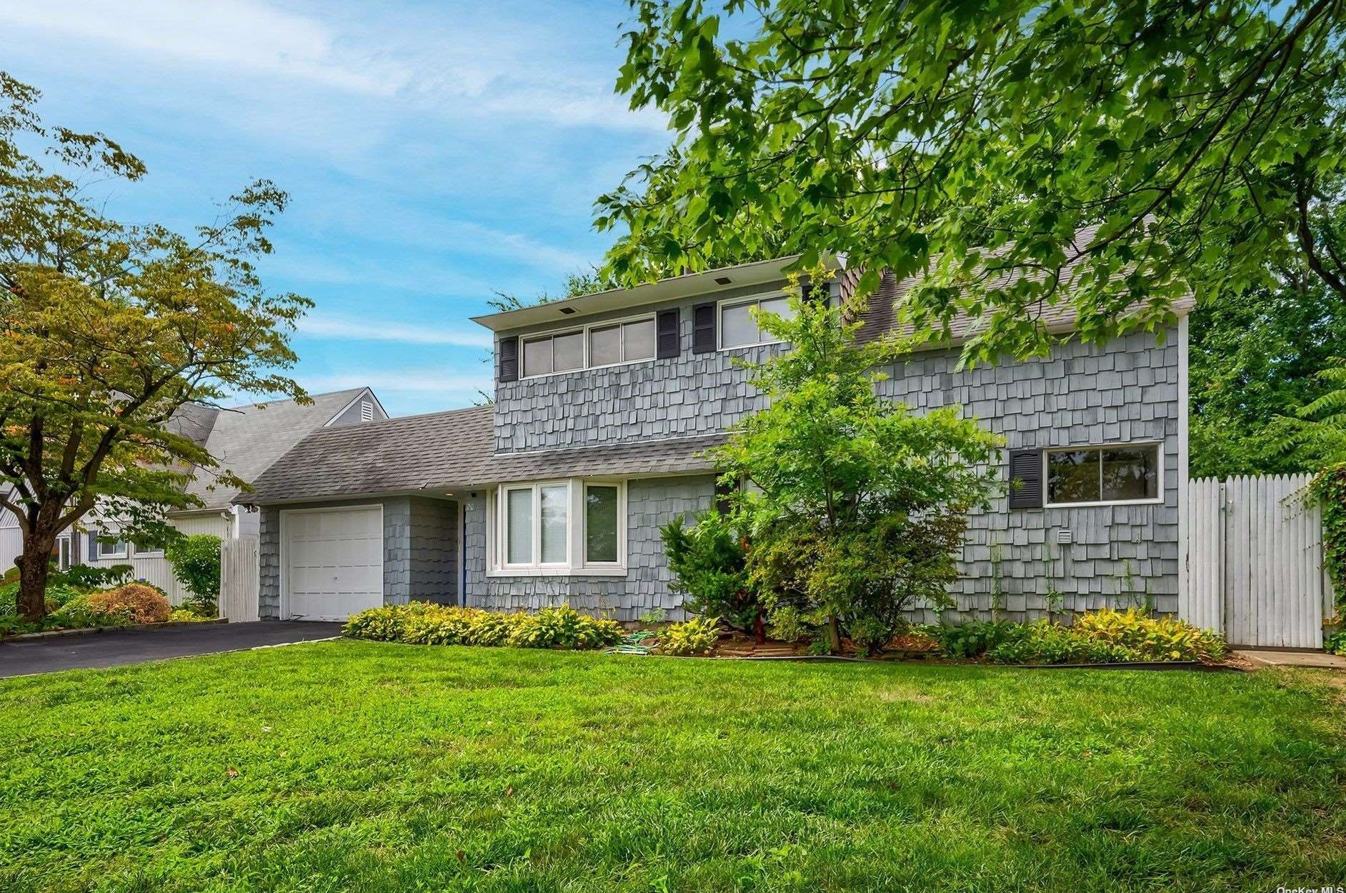 20 Glow Ln, Hicksville, NY 11801-6105