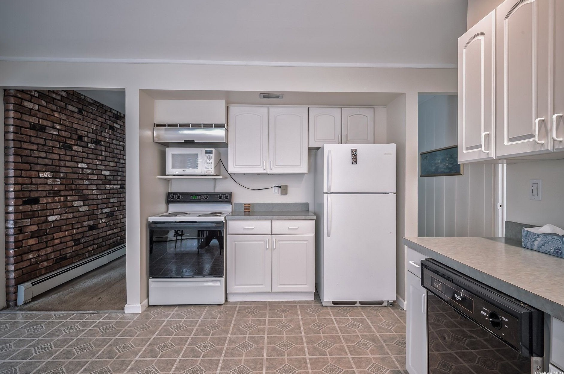 20 Glow Ln, Hicksville NY  11801-6105 exterior