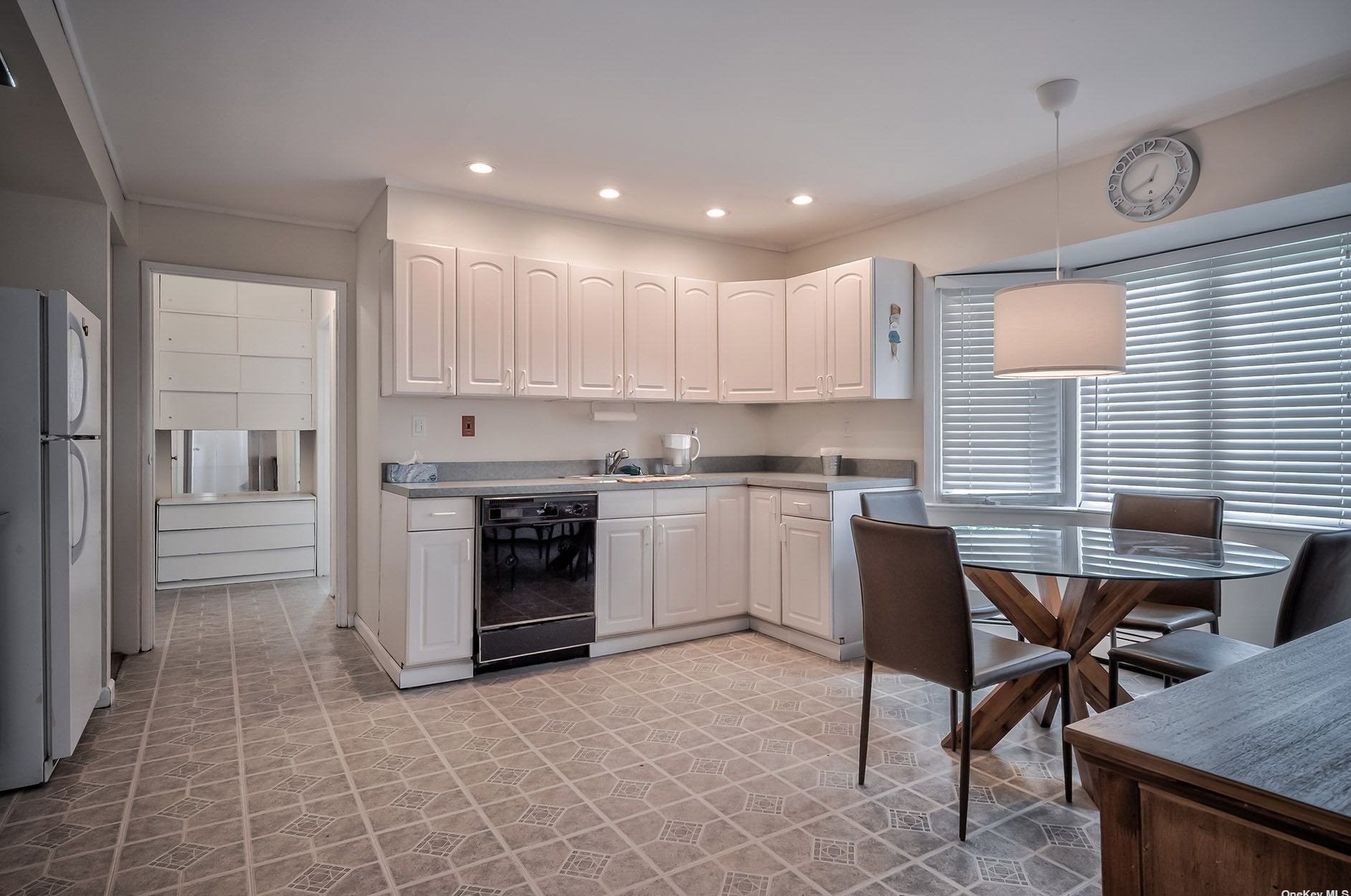 20 Glow Ln, Hicksville NY  11801-6105 exterior
