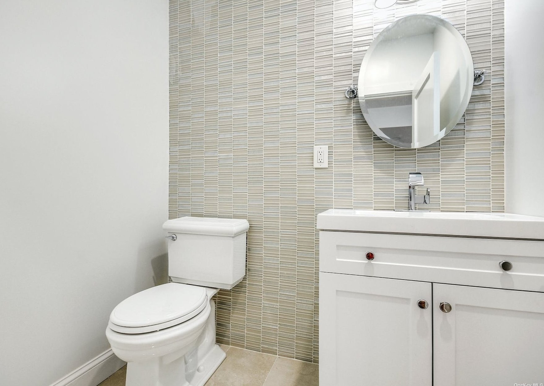 5 Evans Ln, Strongs Neck NY  exterior