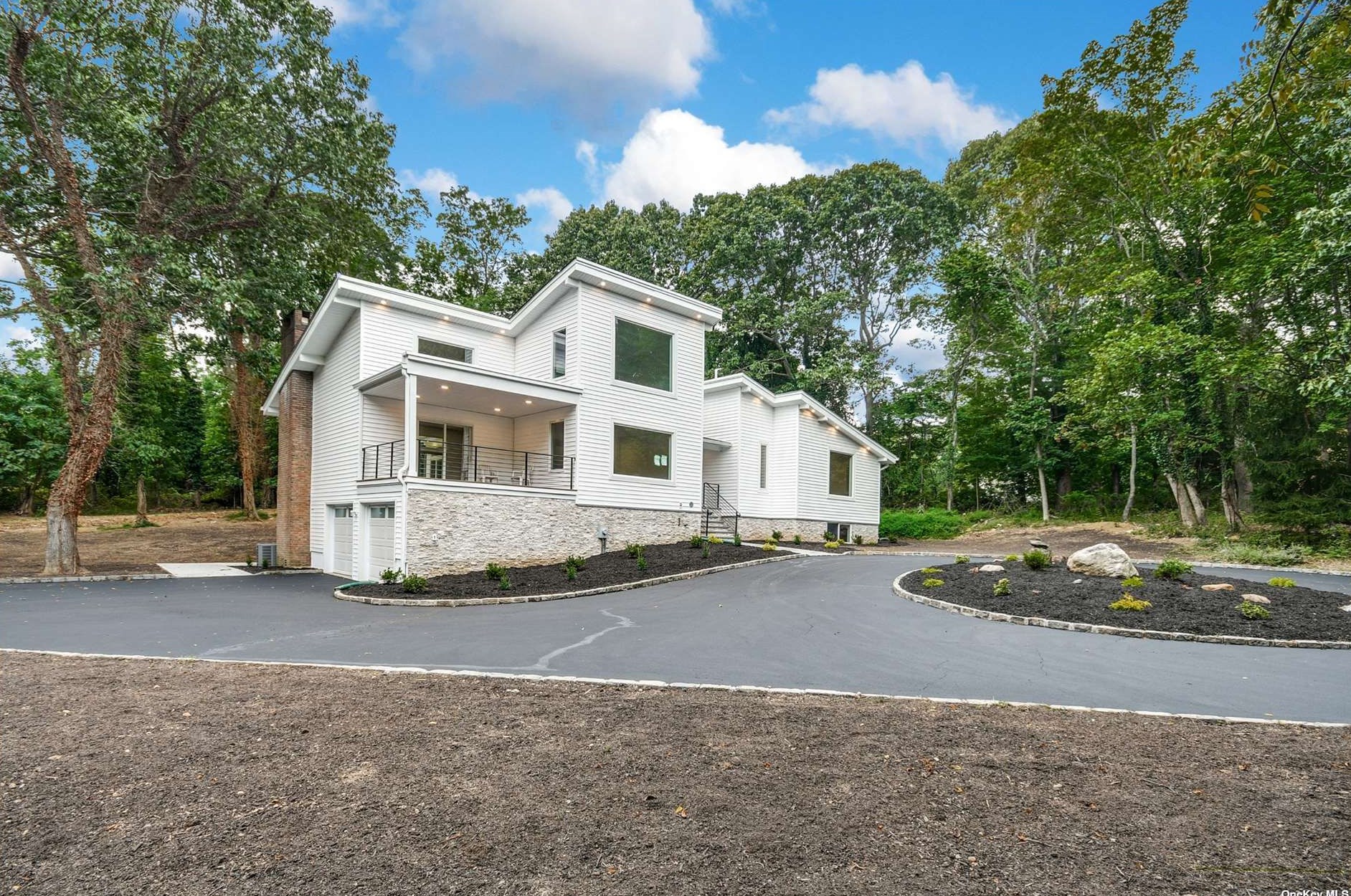 5 Evans Ln, Strongs Neck, NY 11733-1607