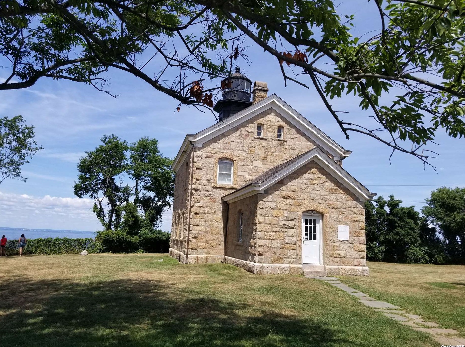 5 Evans Ln, Strongs Neck NY  exterior