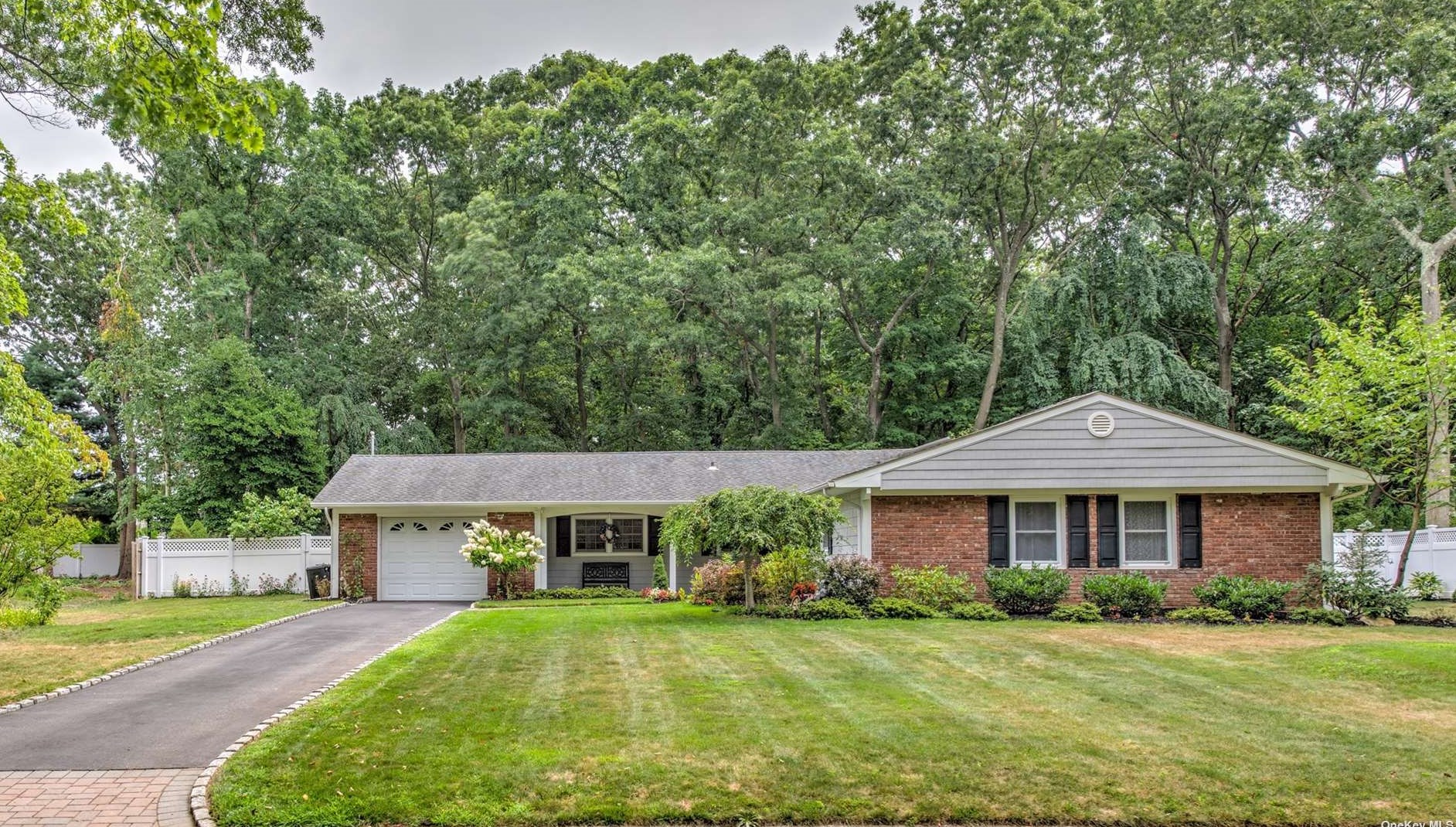 3 Perigee Dr, Stonybrook, NY 11790-2407
