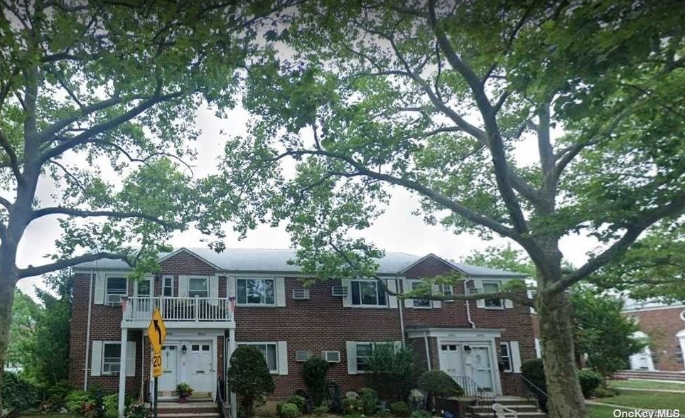 260-43 73rd Ave, Floral Park, NY 11004