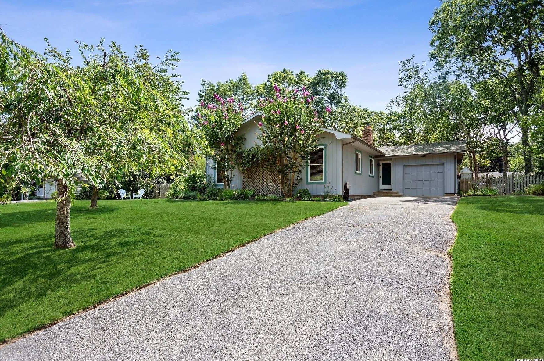 3 Joysan Ct, Hampton Bays, NY 11946-2682