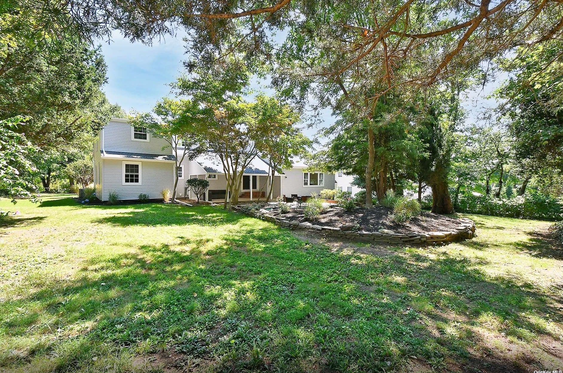 65 Cannon Ct, Hunt NY 11743-2811 exterior