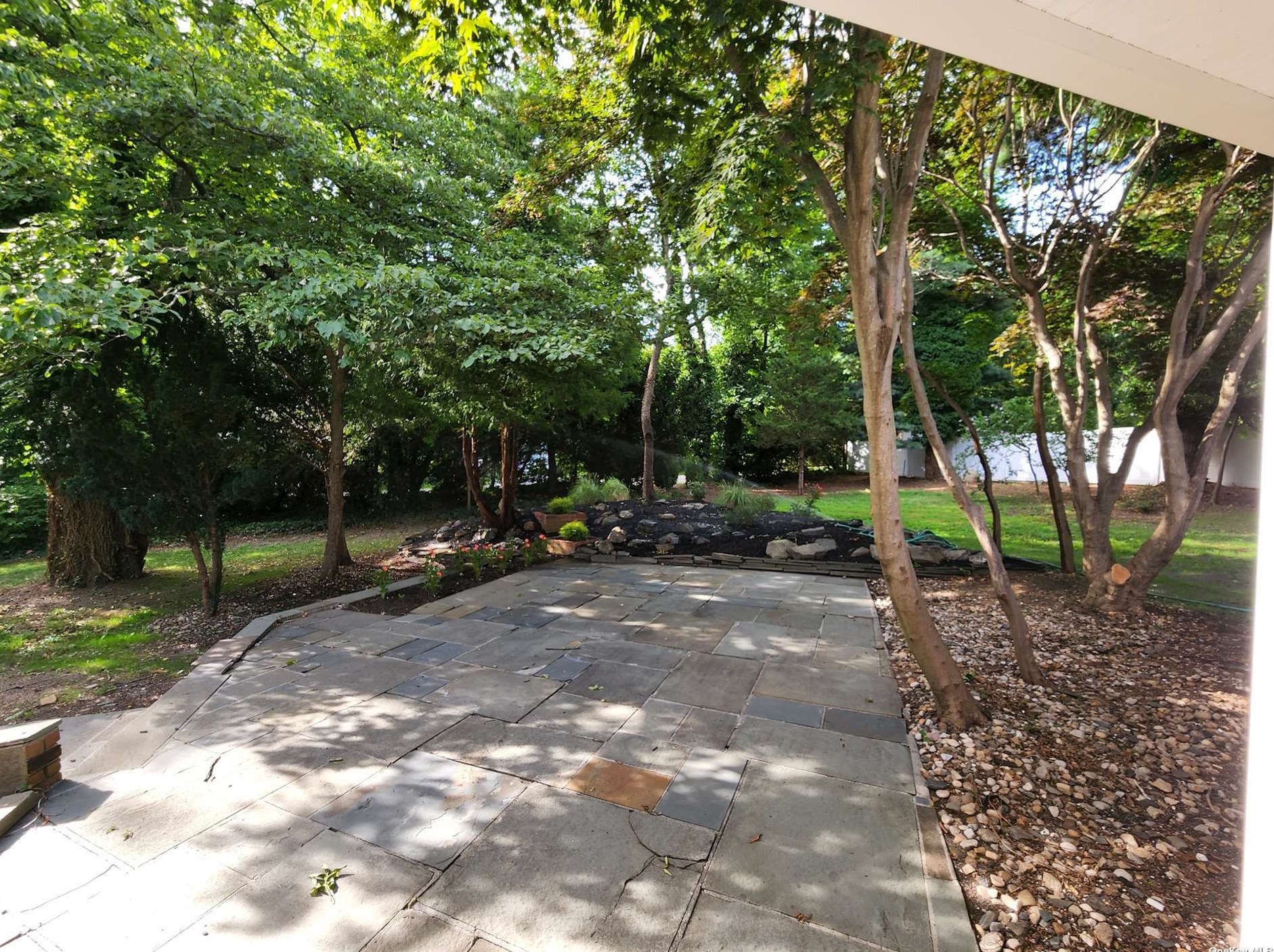 65 Cannon Ct, Hunt NY 11743-2811 exterior