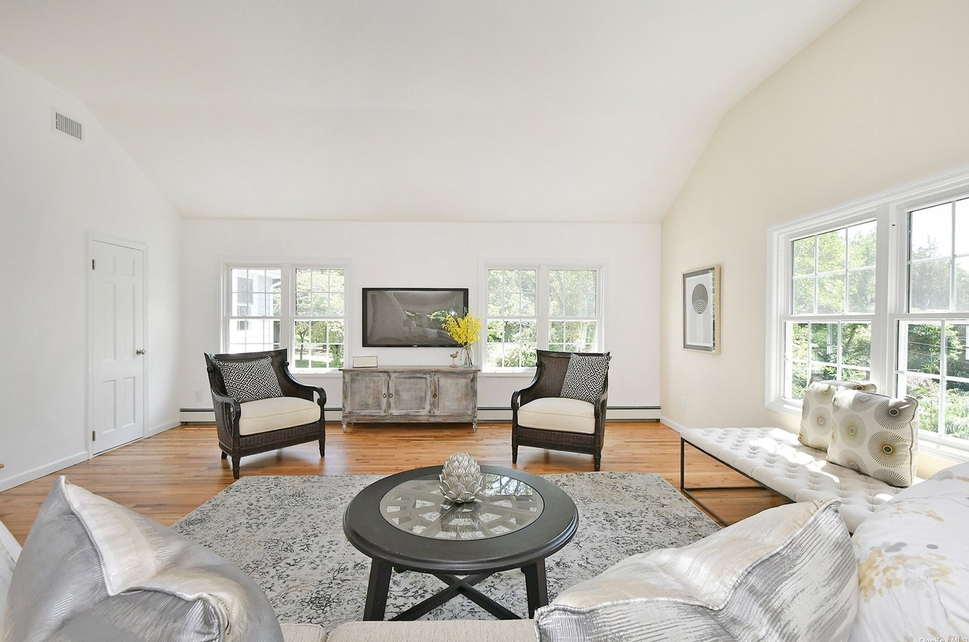 65 Cannon Ct, Hunt NY 11743-2811 exterior