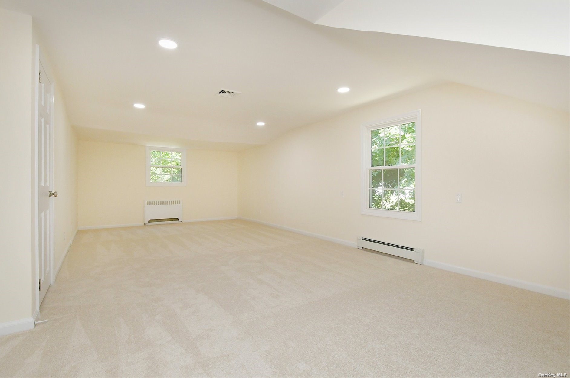 65 Cannon Ct, Hunt NY 11743-2811 exterior