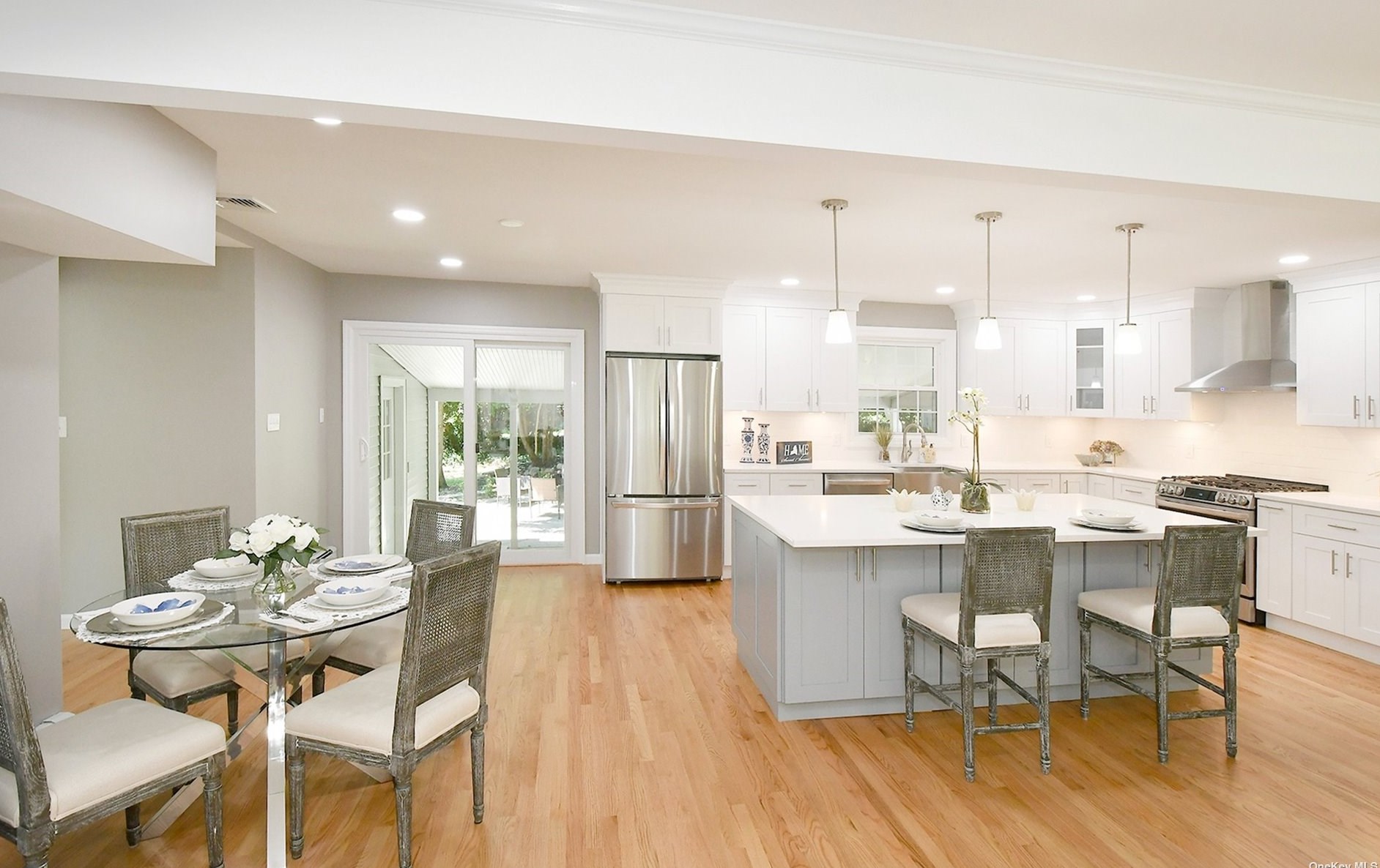 65 Cannon Ct, Hunt NY 11743-2811 exterior