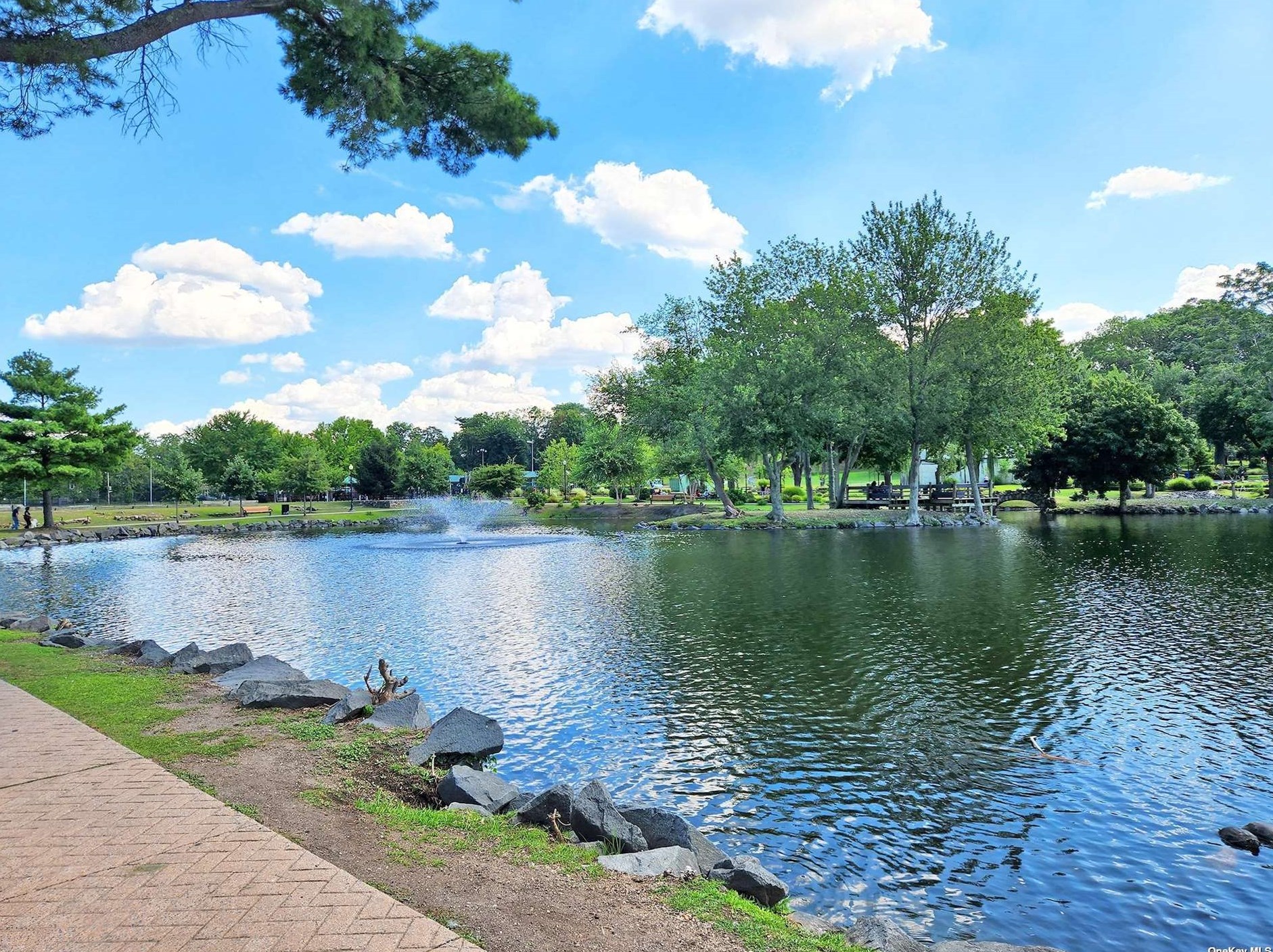 65 Cannon Ct, Hunt NY 11743-2811 exterior