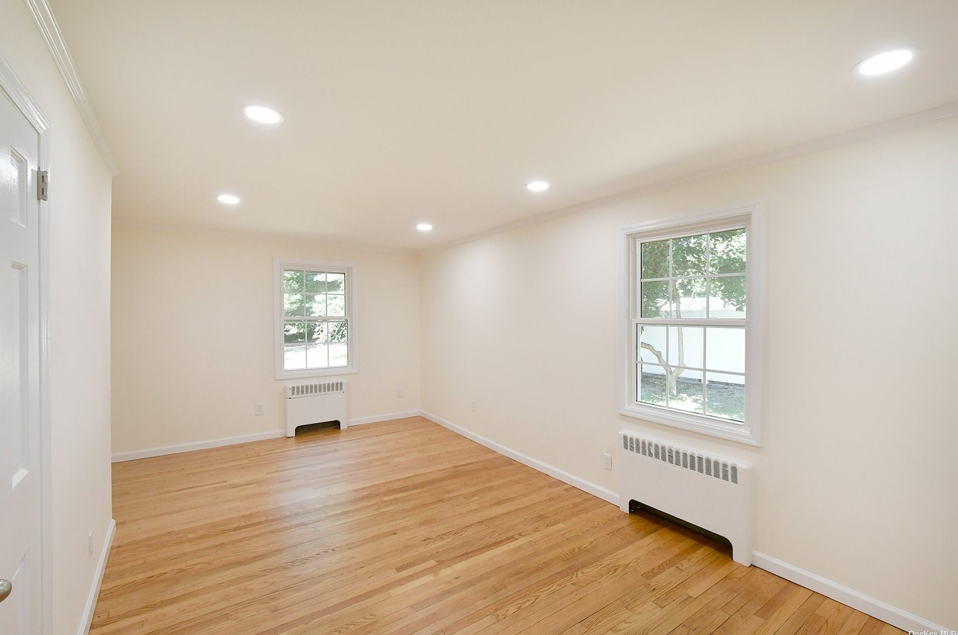 65 Cannon Ct, Hunt NY 11743-2811 exterior