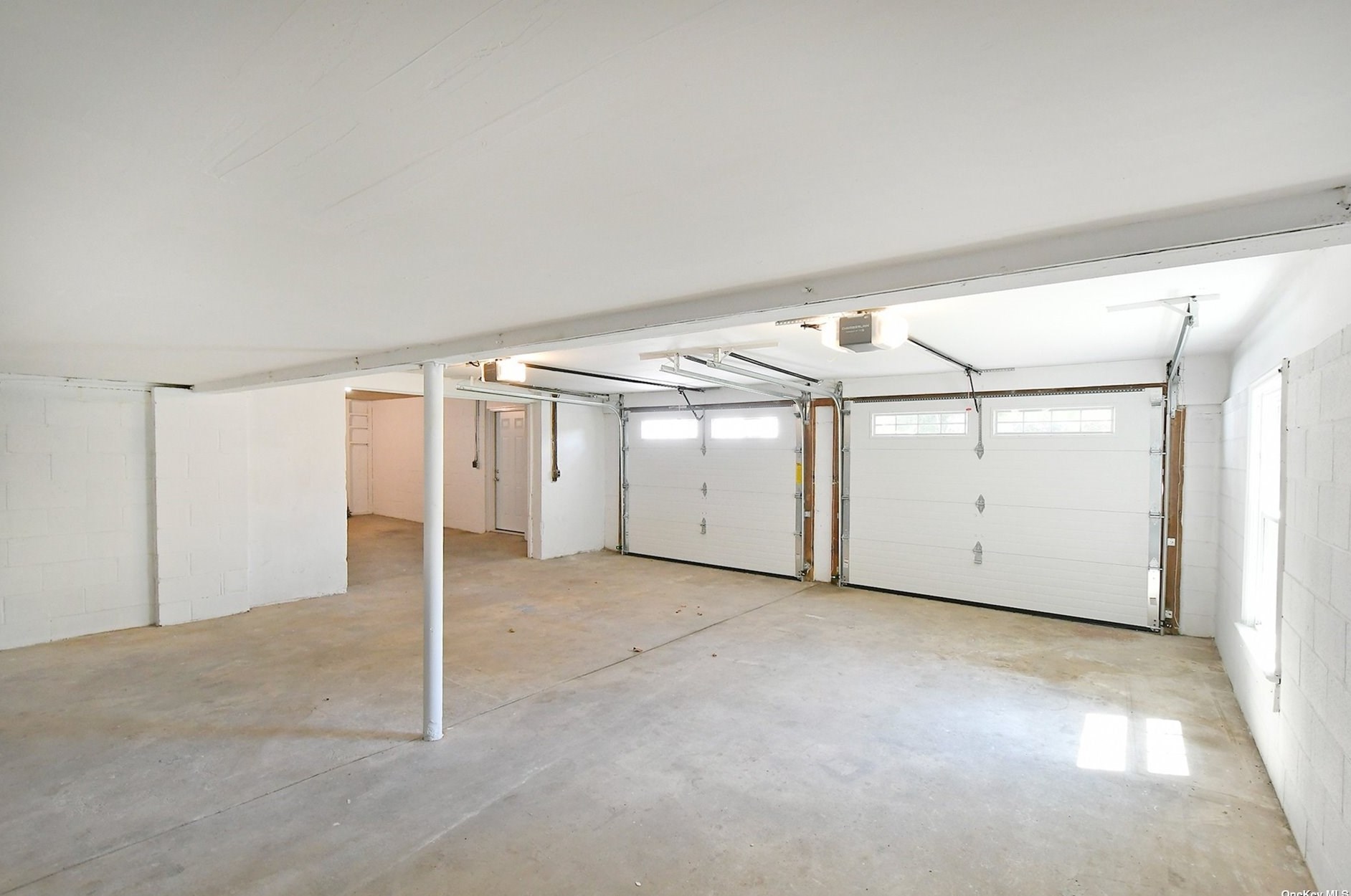 65 Cannon Ct, Hunt NY 11743-2811 exterior