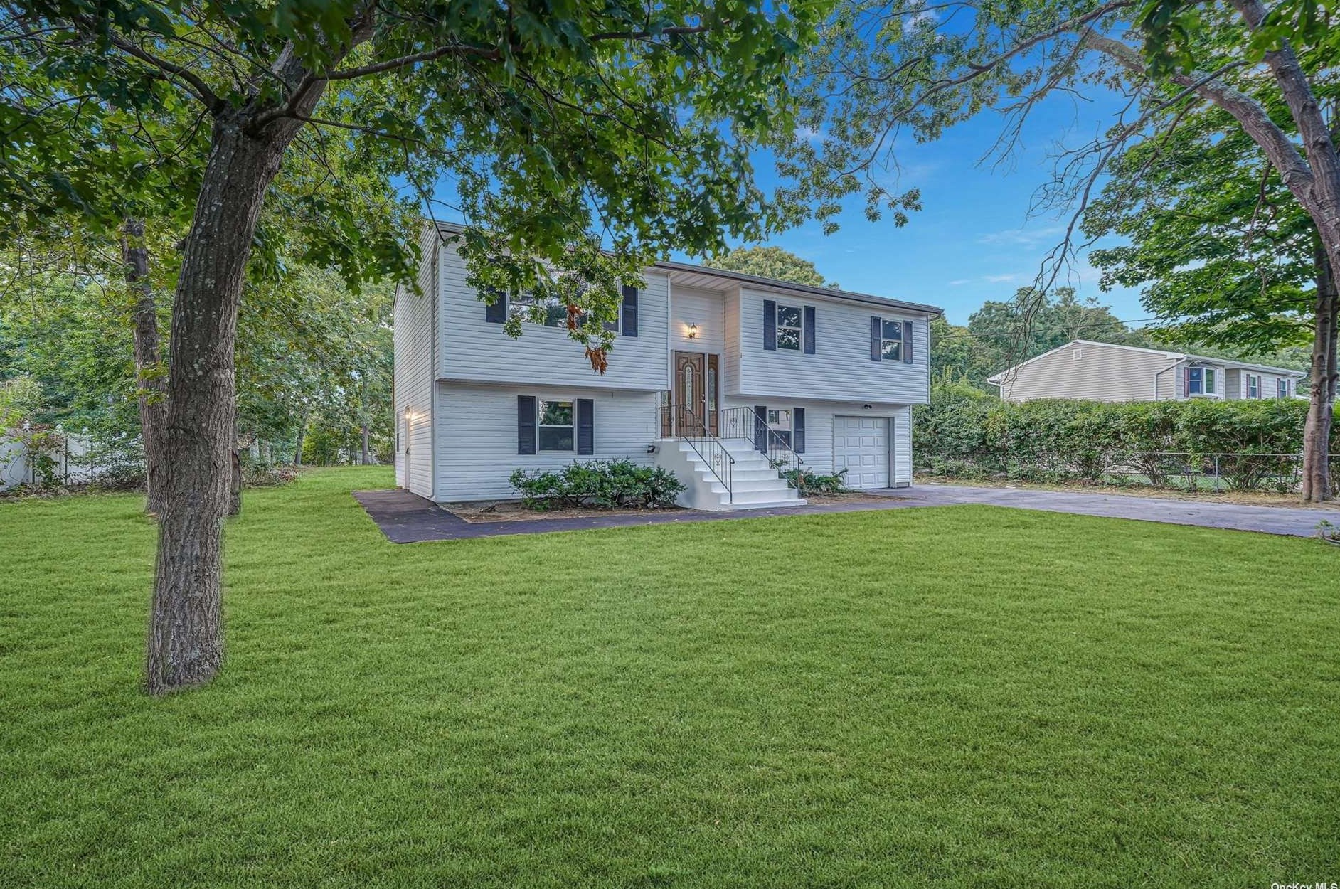 29 Kilroy Dr, Manor Park, NY 11950-1703