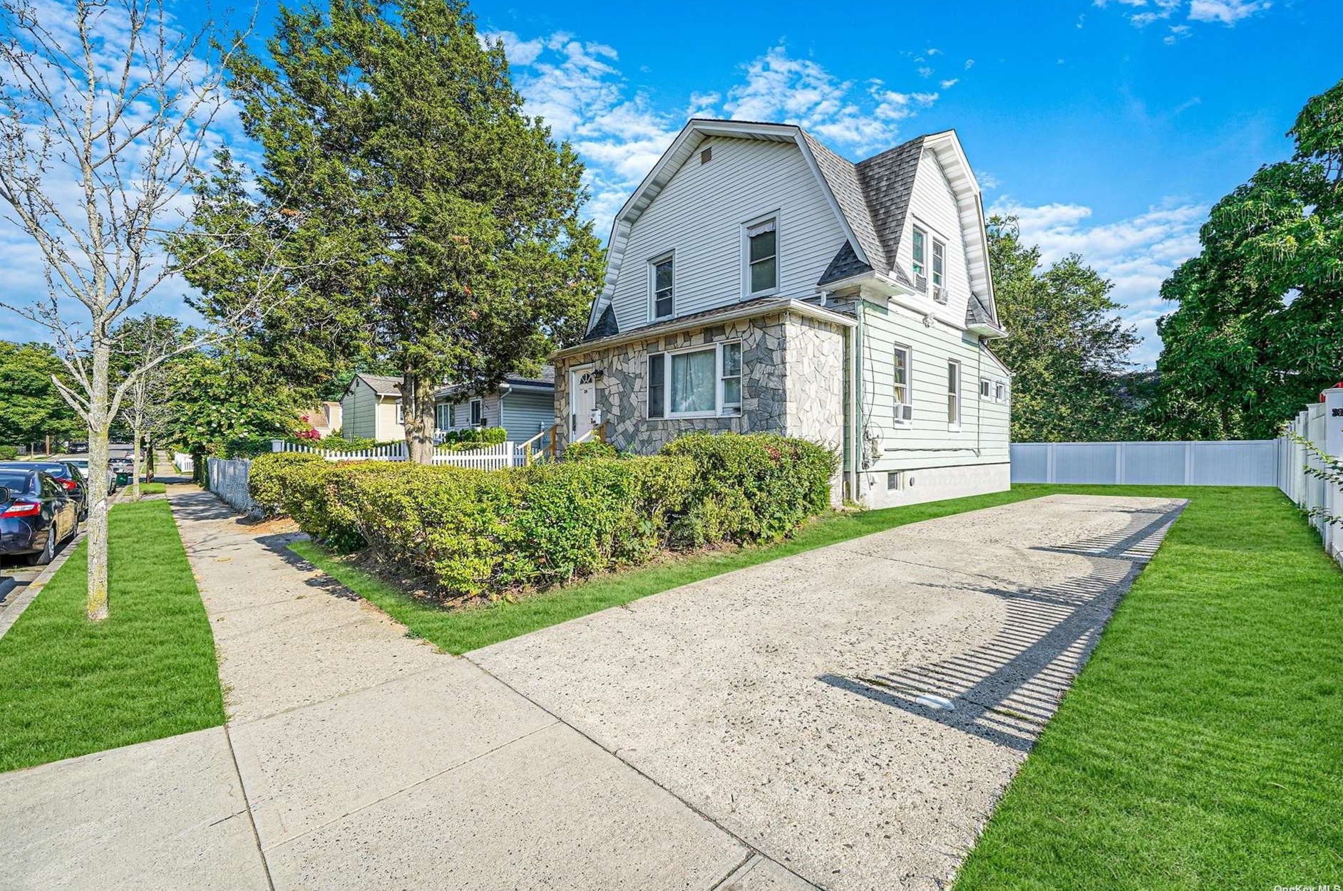 24 Lillian Ave, Freeport, NY 11520-1609
