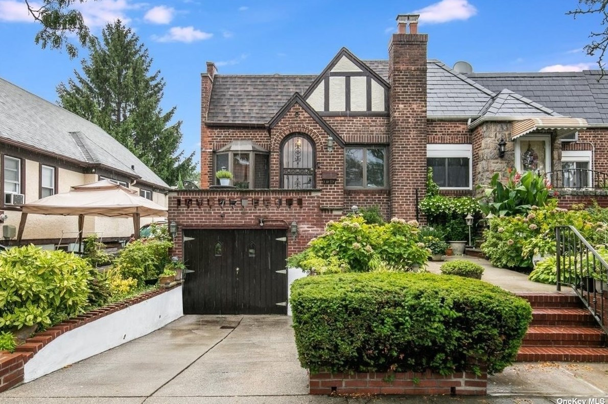 88-22 75th Ave, Flushing, NY 11385-6137