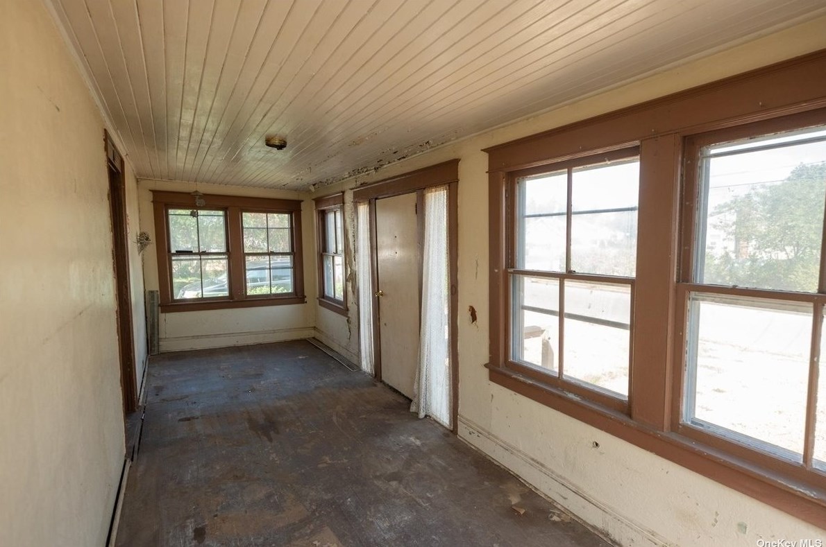 64 Laurel St, Canaan Lake, NY 11772-3553