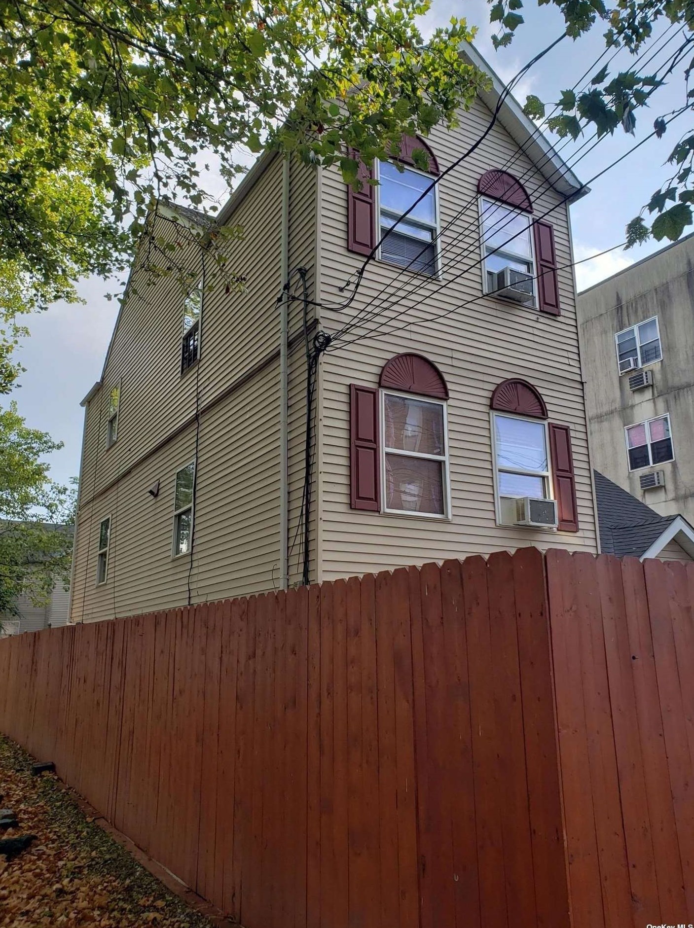 8 Knowles St, Yonkers, NY 10705-1113