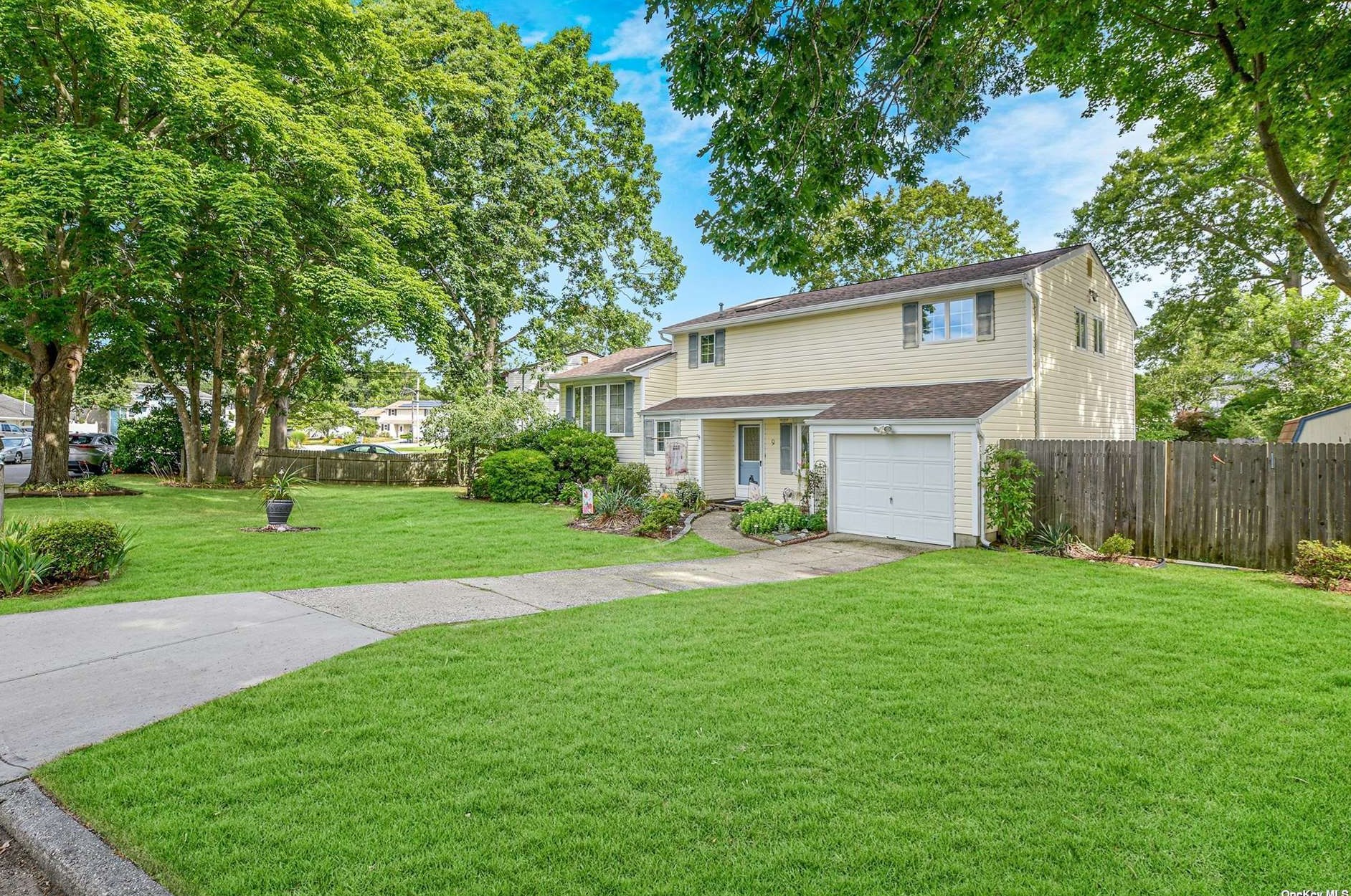 9 Comet Rd, Selden, NY 11784-1023