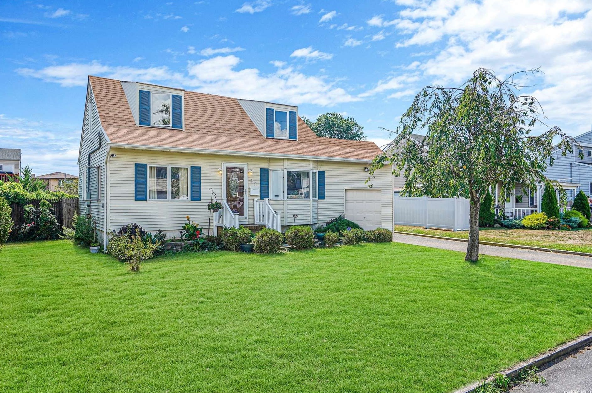 28 Taft Pl, North Lindenhurst, NY 11757