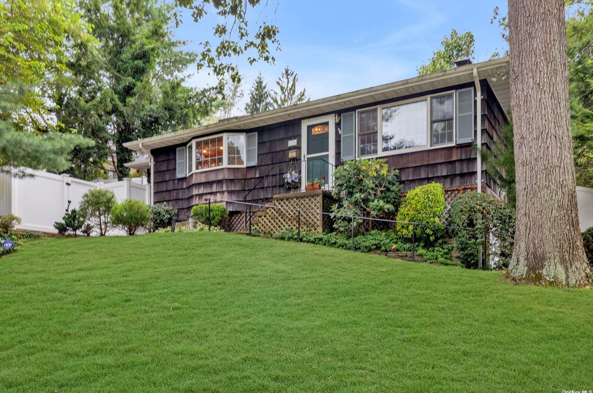 215 Vernon Valley Rd, Elwood, NY 11731